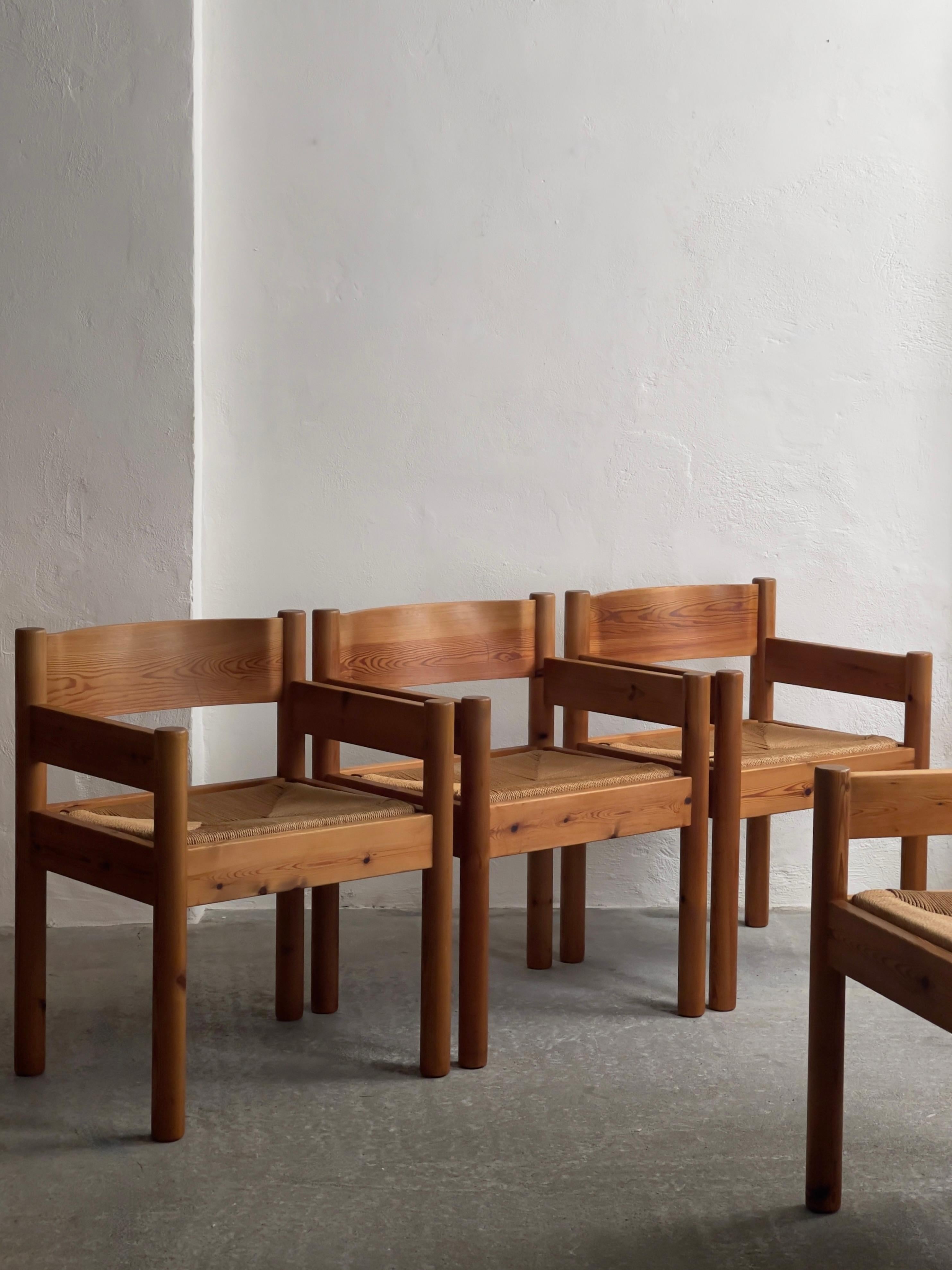 A set of 4 original and very rare 1970s modernist dining chairs in solid pine and paper cord by the danish pioneer architects Friis & Moltke, Denmark.

These chairs are very well crafted by danish cabinet maker -original in solid pine wood and paper