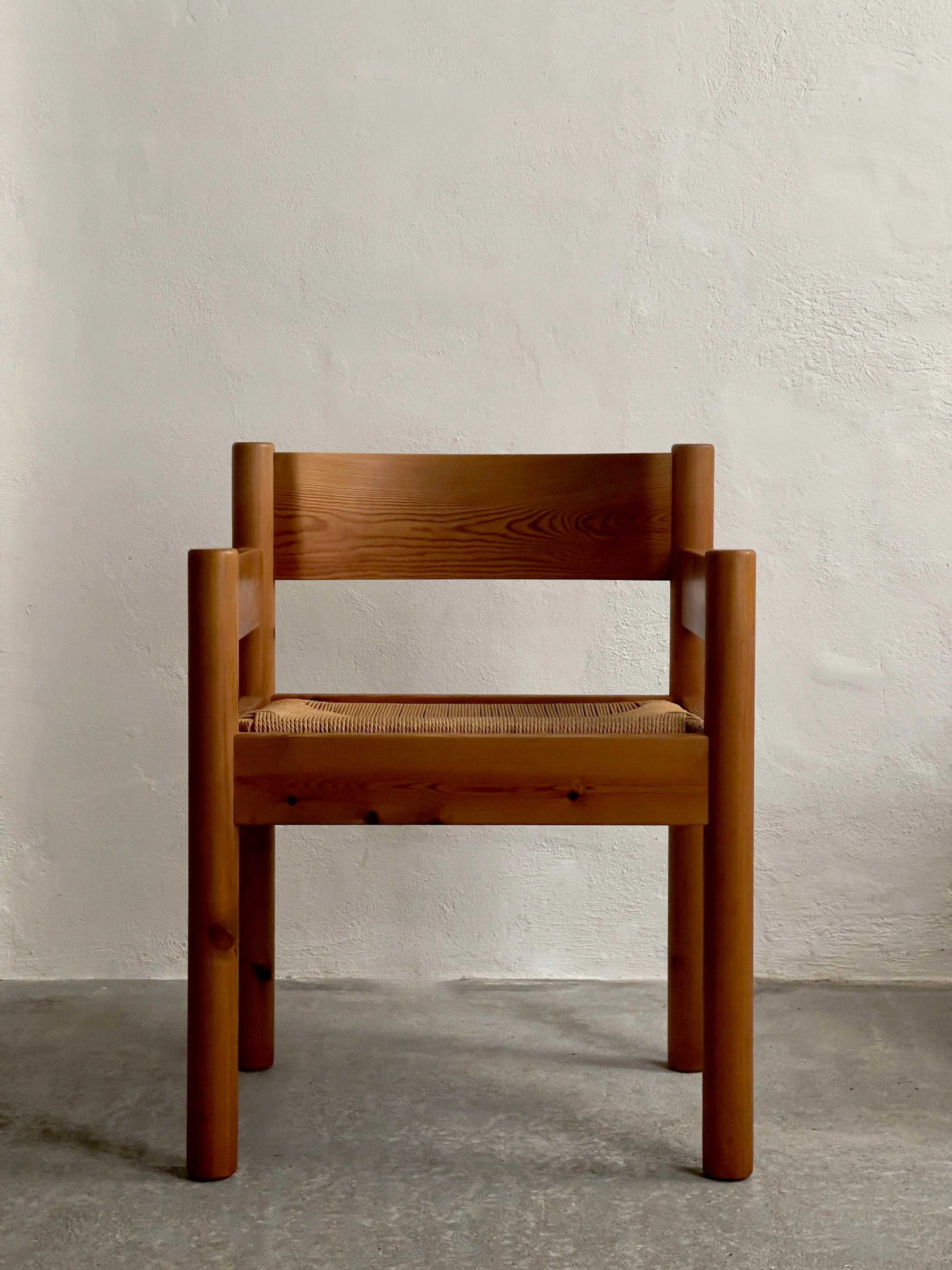 Architects Friis & Moltke dining chairs Denmark 1970, solid pine and paper cord. In Good Condition For Sale In København K, 84