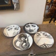 Cuatro platos de pared de porcelana de 26 cm de la década de los 70, de la colección «Temi e Variazioni» de Piero Fornasetti