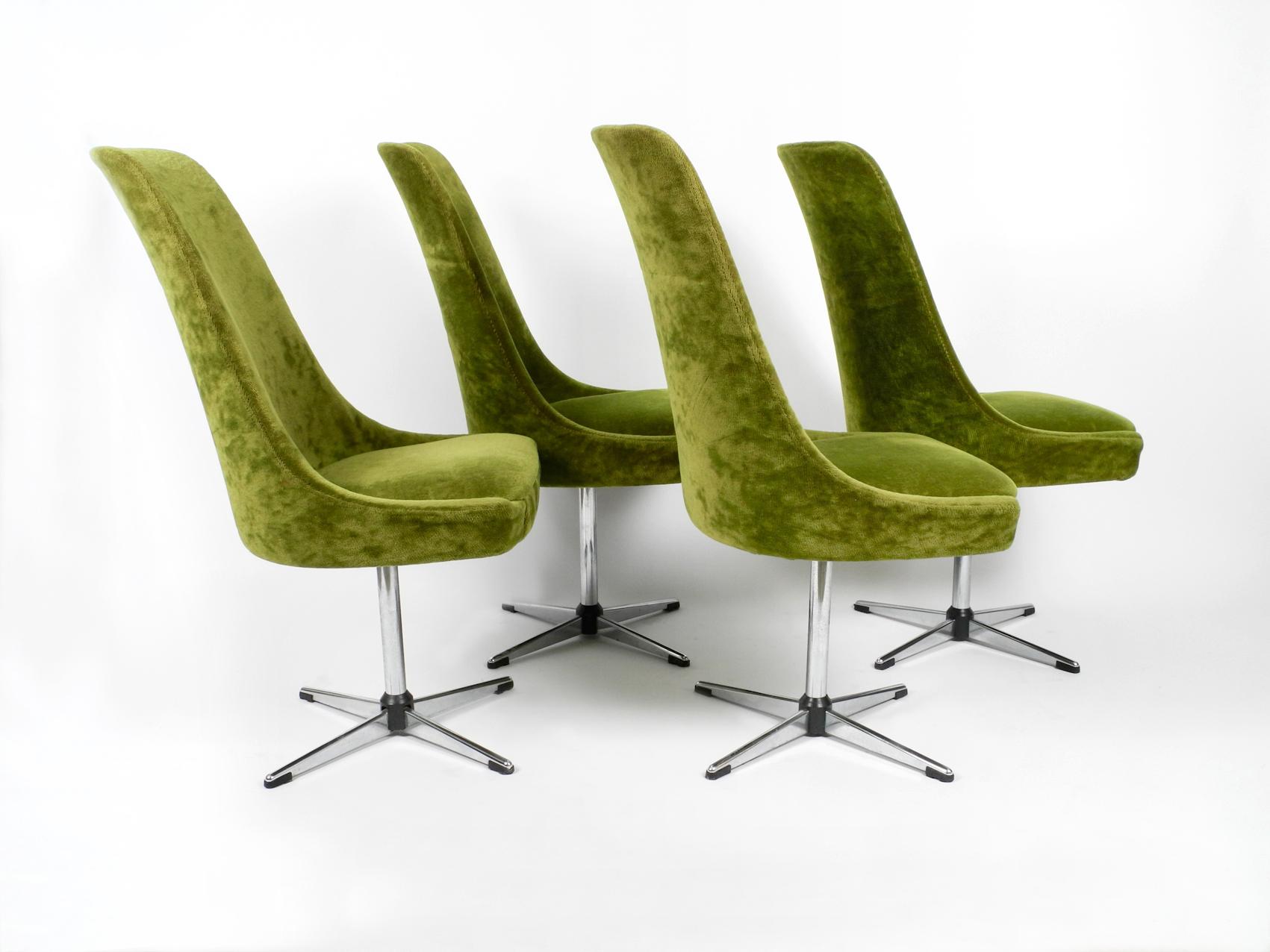 Four original 1970s Pop Art Space Age rotatable chairs by Lübke. Original with green velvet cover. Very good vintage condition without signs of wear. Apparently they have barely been used. Minimal traces of storage.
Plywood wood frame covered in