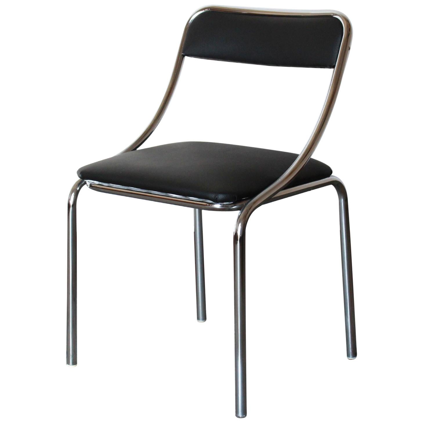 Sillas Dning vintage cromadas, juego de cuatro, Italia años 70.
Conjunto de cuatro sillas de comedor vintage de los años 70 con estructura cromada y revestimiento de polipiel. Se ha cambiado la cubierta por una nueva, además se ha pulido y limpiado