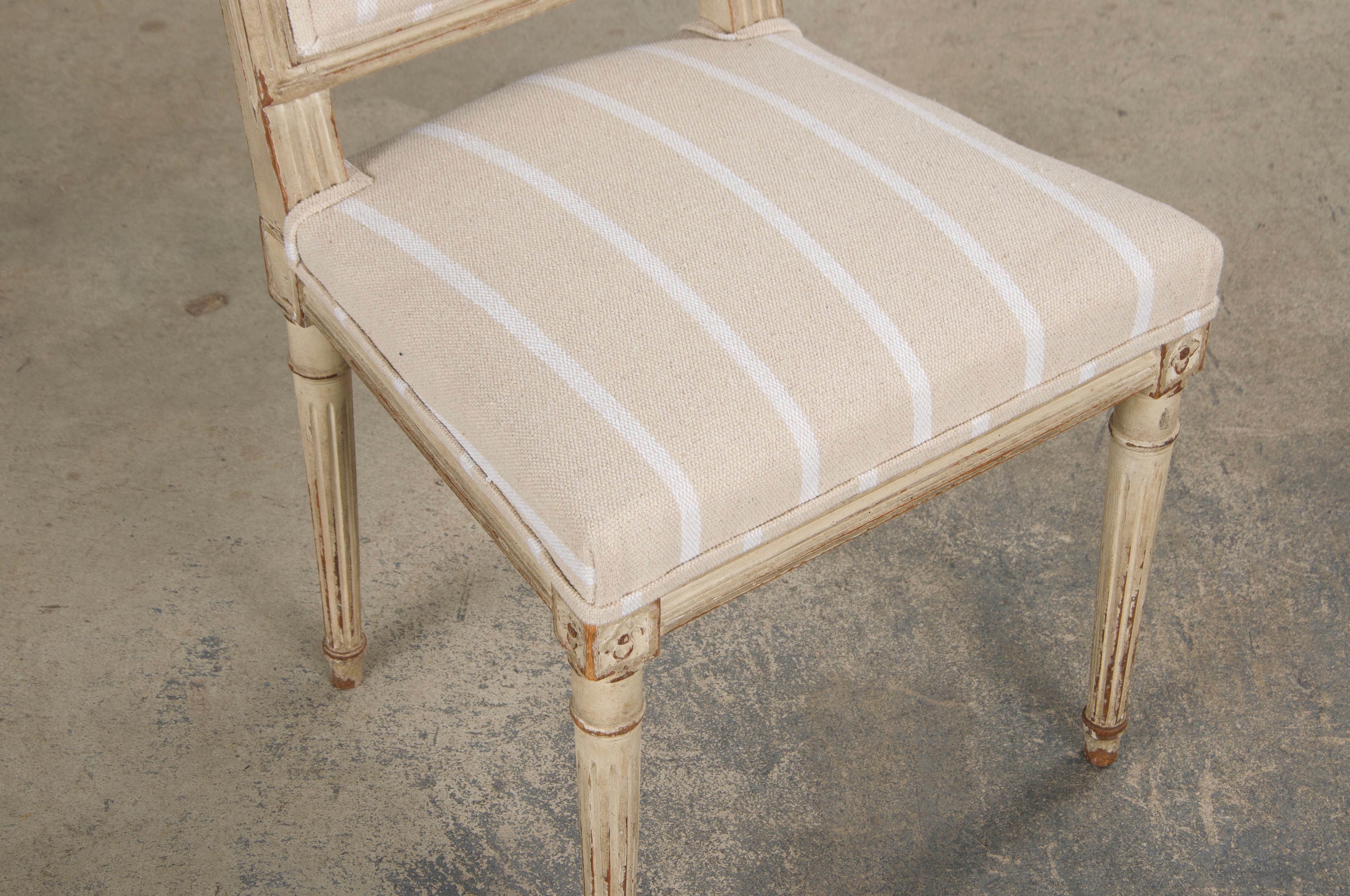 Quatre chaises de salle à manger de style Louis XVI du 19ème siècle à dossier carré peint en vente 3