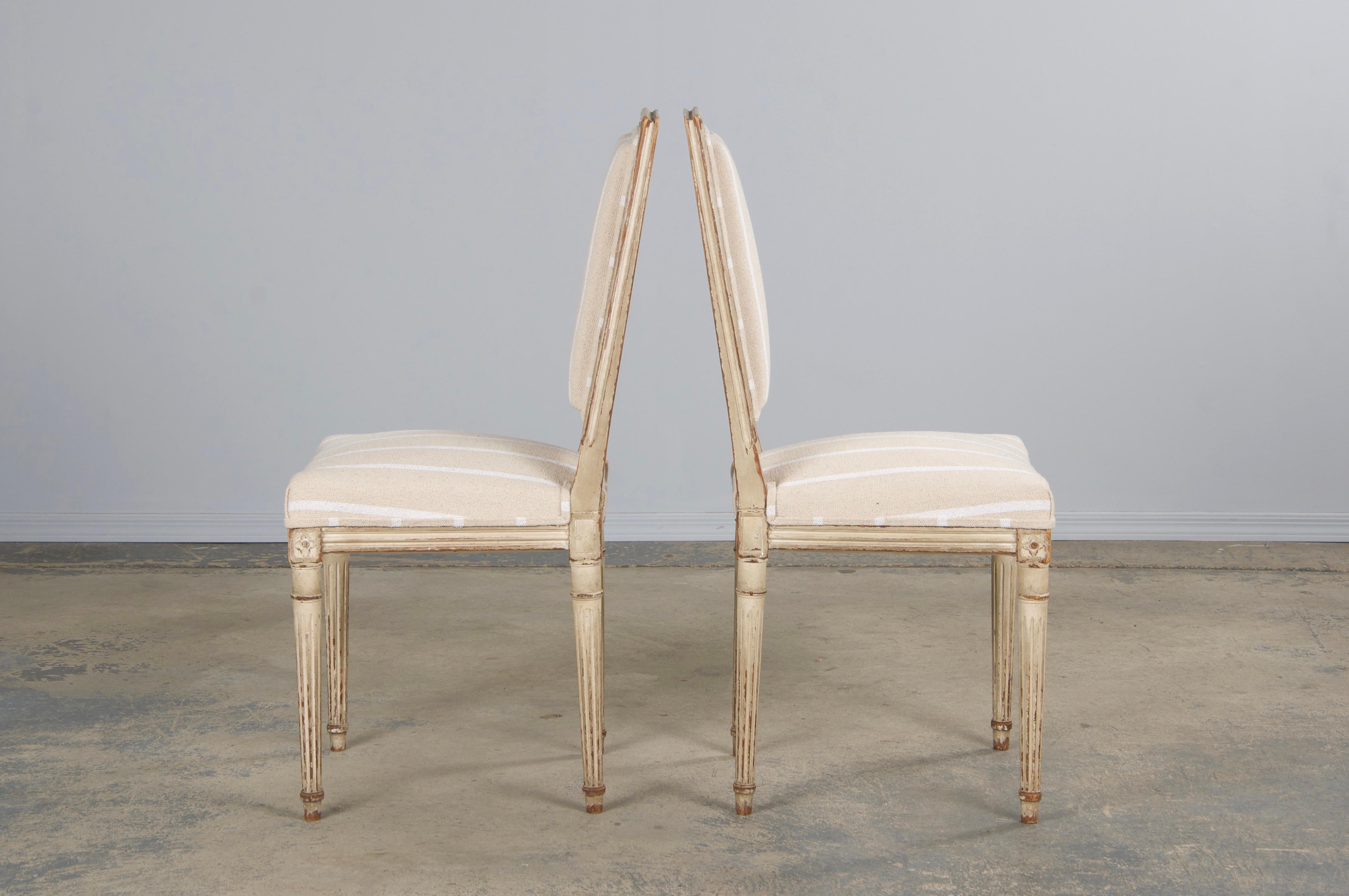 Quatre chaises de salle à manger de style Louis XVI du 19ème siècle à dossier carré peint en vente 5