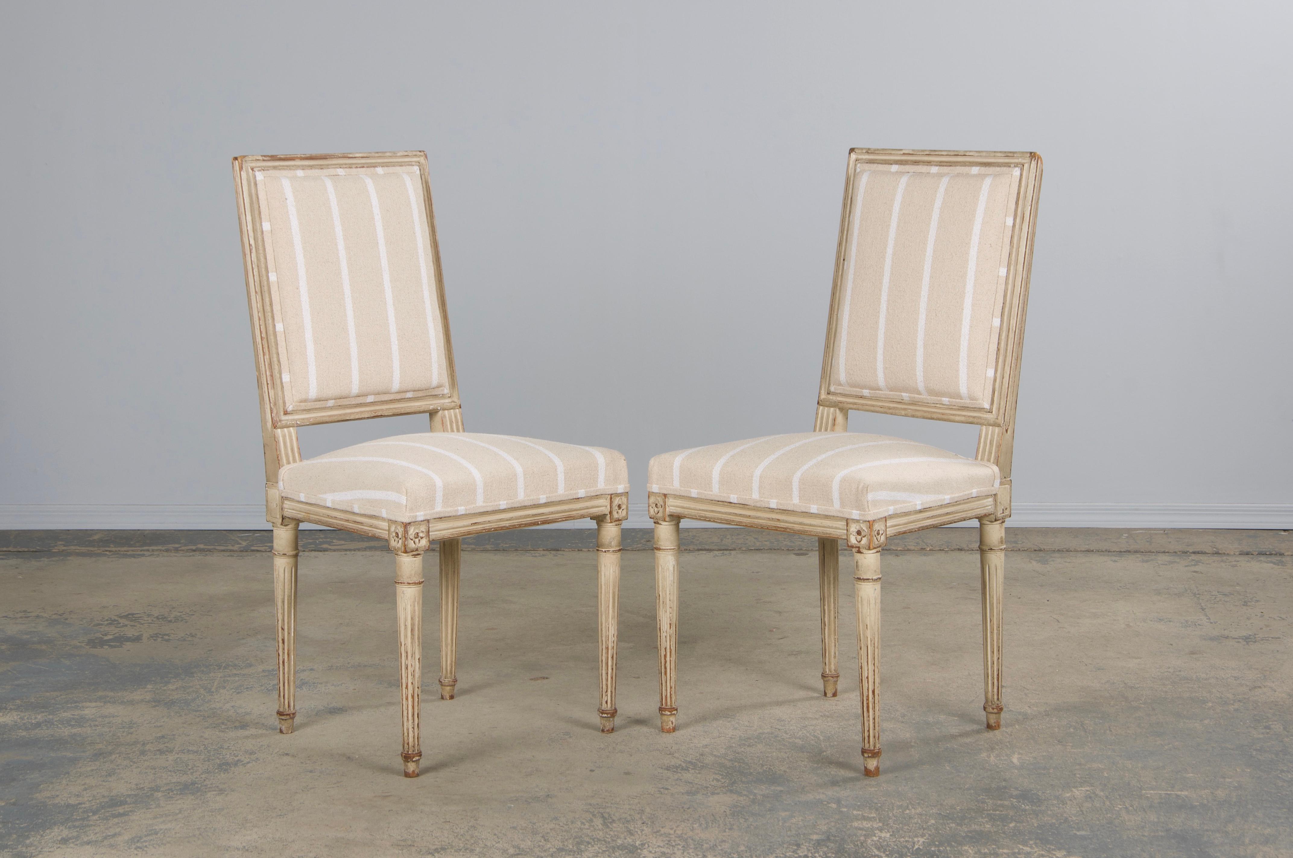 Tissu Quatre chaises de salle à manger de style Louis XVI du 19ème siècle à dossier carré peint en vente