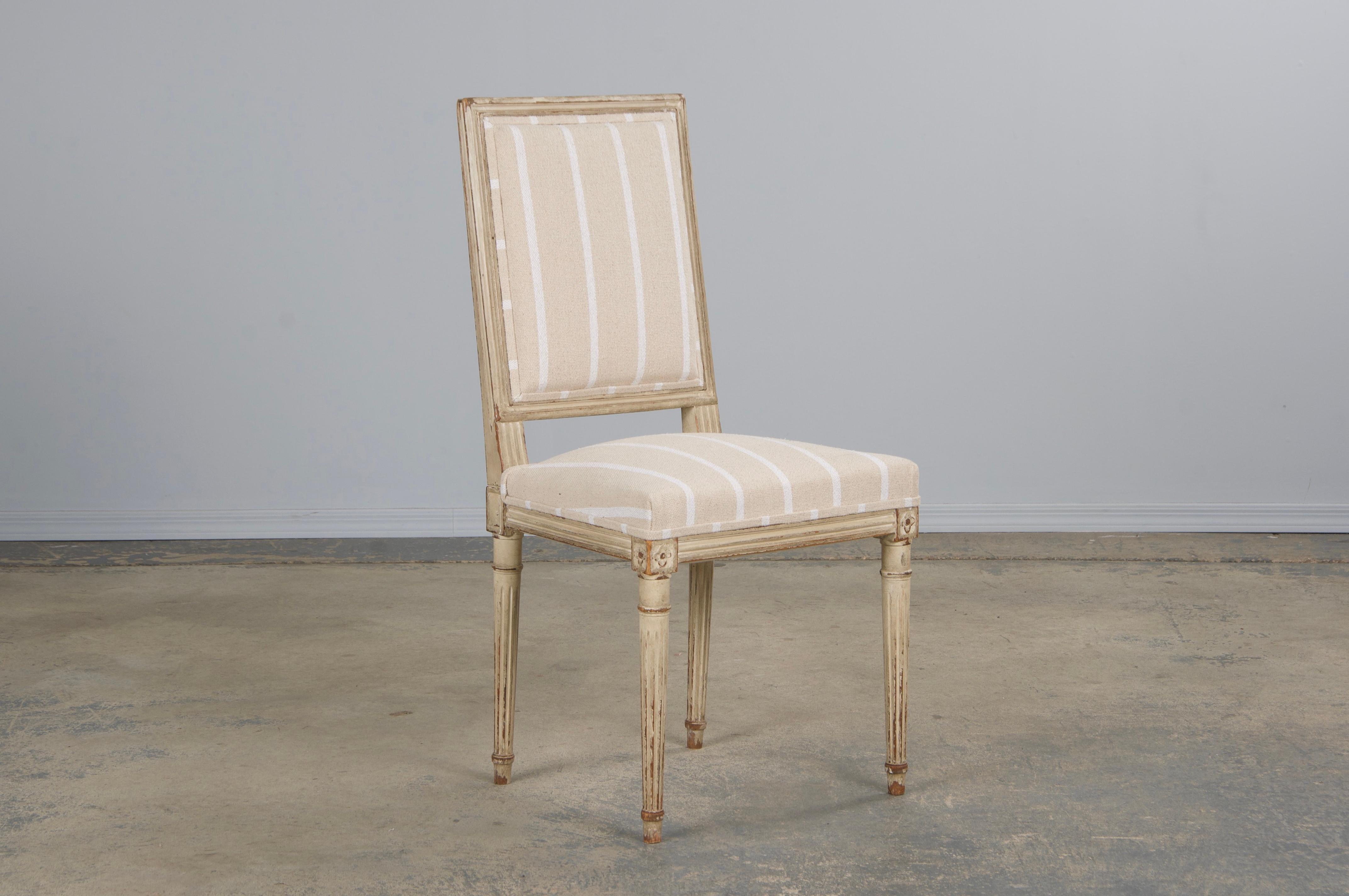 Quatre chaises de salle à manger de style Louis XVI du 19ème siècle à dossier carré peint en vente 1