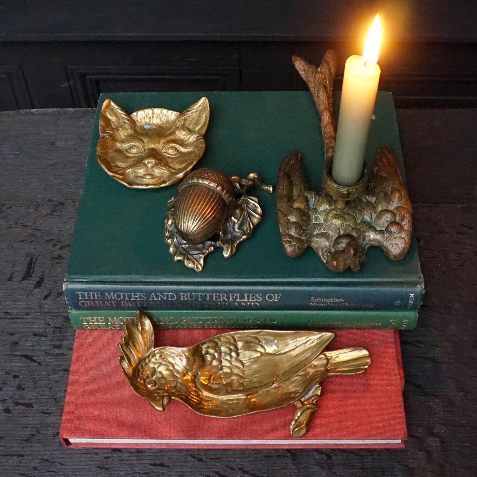 Cuatro candelabros baratija de latón del siglo XX Cacatúa, gato, gorrión bellota Latón en venta