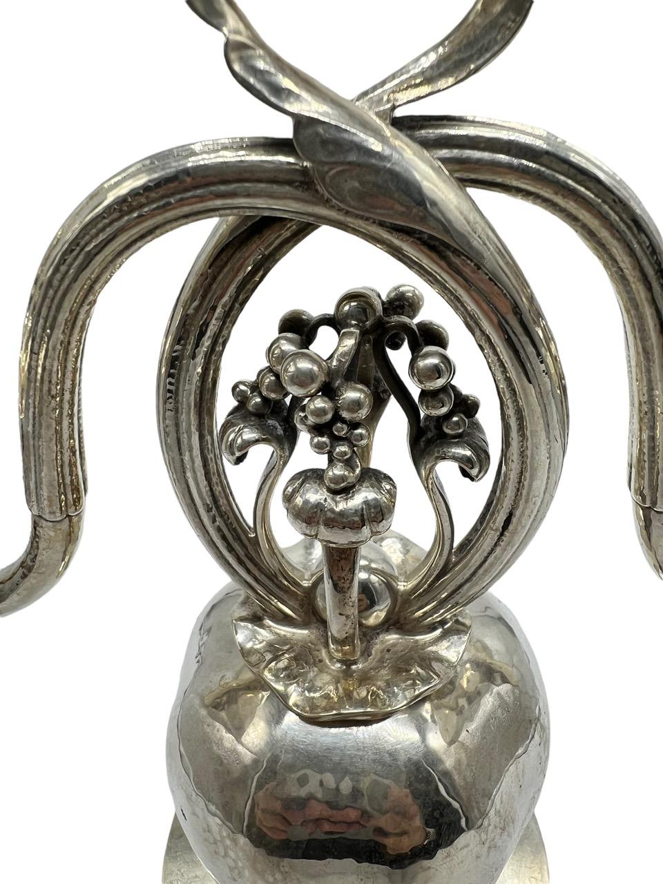 Quatre candélabres danois en argent sterling représentant des grenades, Georg Jensen, XXe siècle  4