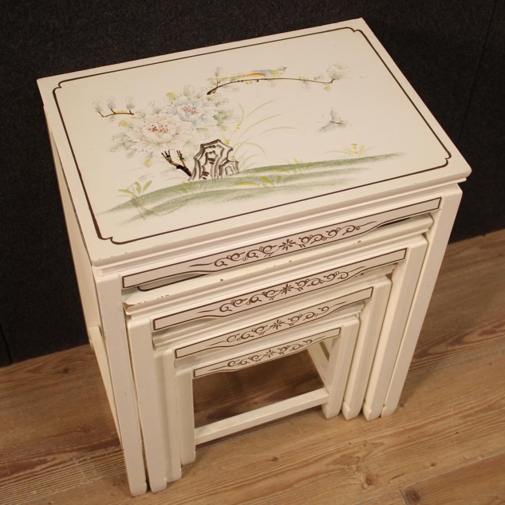 Quatre tables basses françaises en bois laqué et peint du 20e siècle, 1960 en vente 4