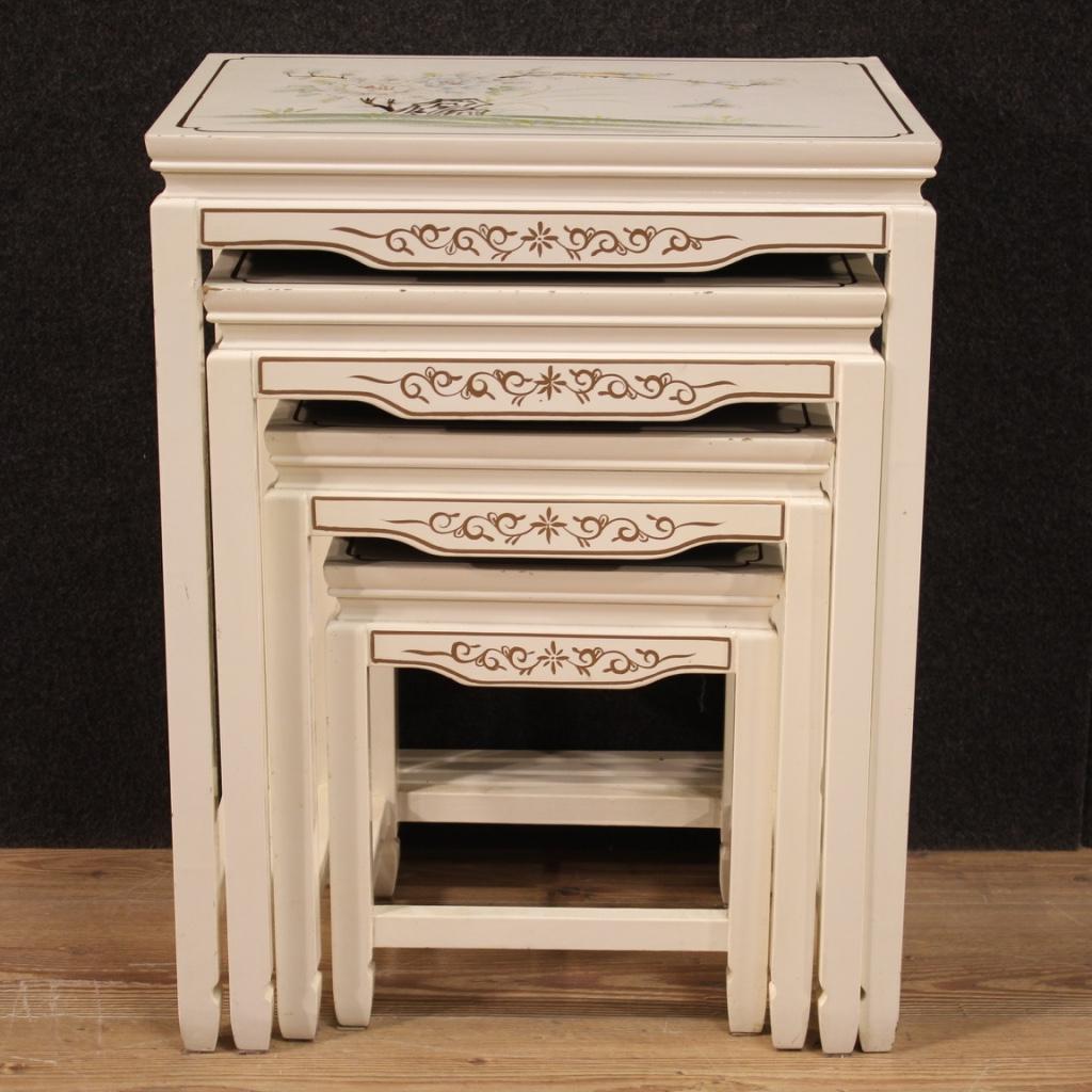 Quatre tables basses françaises en bois laqué et peint du 20e siècle, 1960 en vente 2