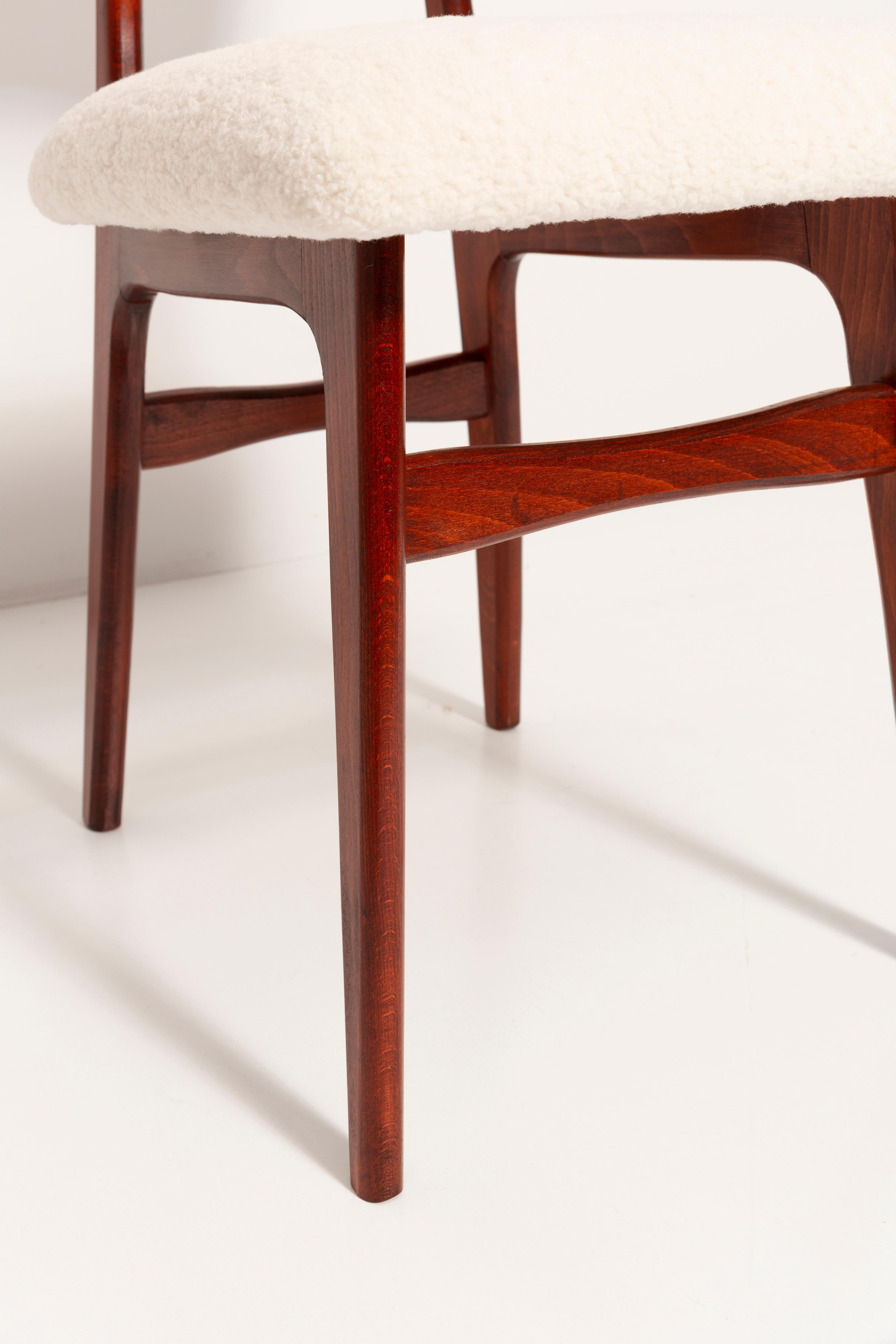 Quattro sedie in bouclé crème chiaro e legno di ciliegio del XX secolo, anni '60 in vendita 11