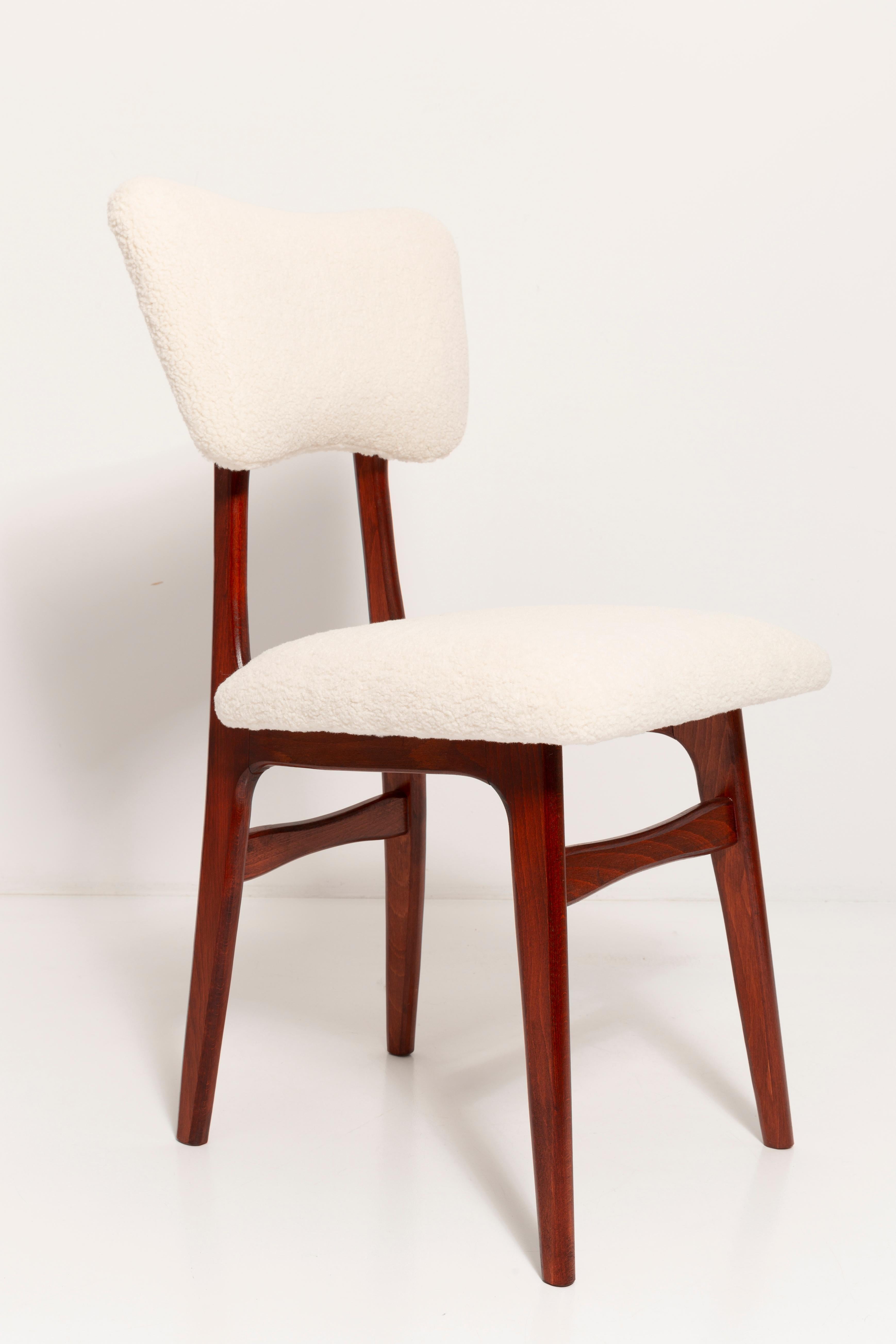 Polacco Quattro sedie in bouclé crème chiaro e legno di ciliegio del XX secolo, anni '60 in vendita