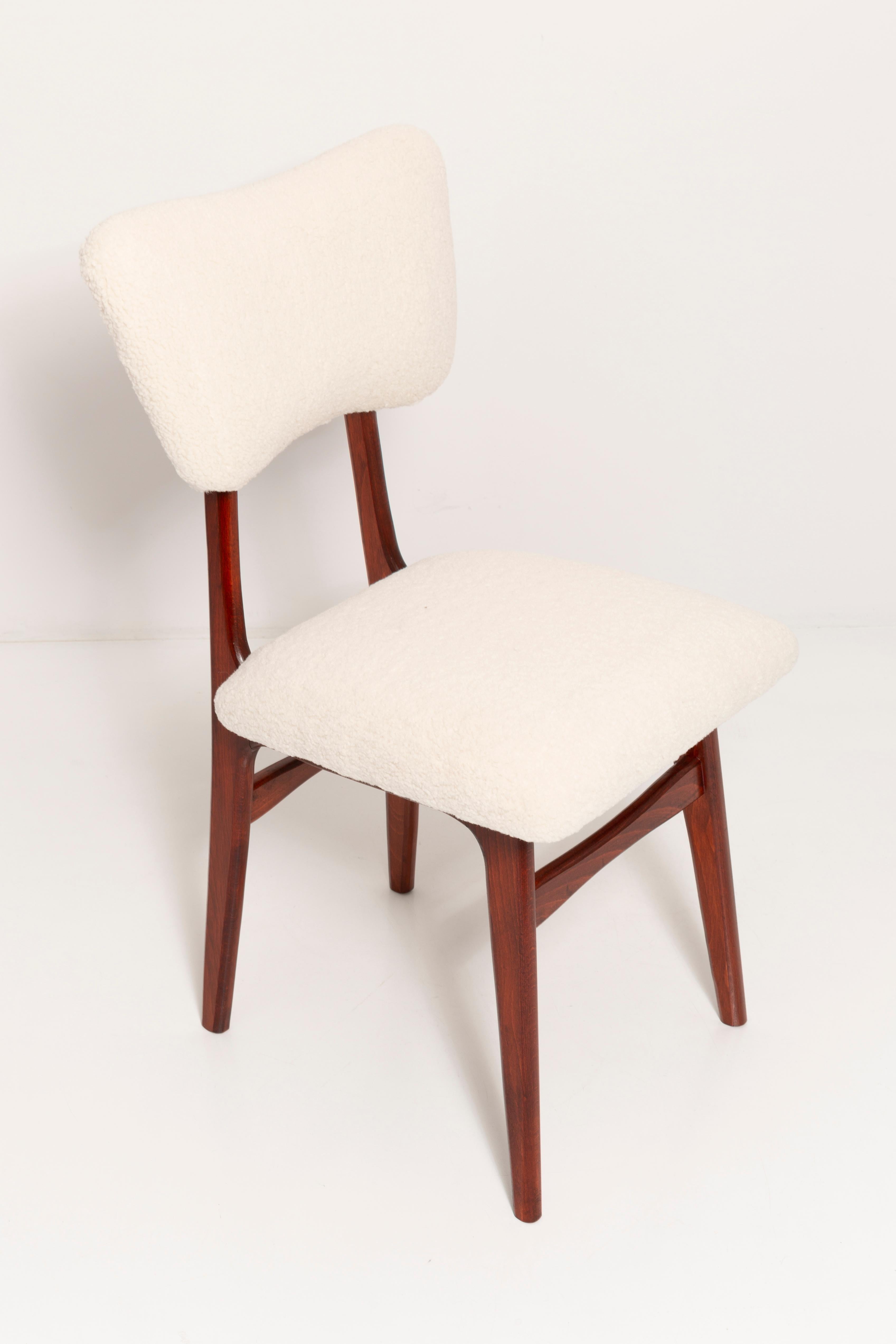 Fatto a mano Quattro sedie in bouclé crème chiaro e legno di ciliegio del XX secolo, anni '60 in vendita