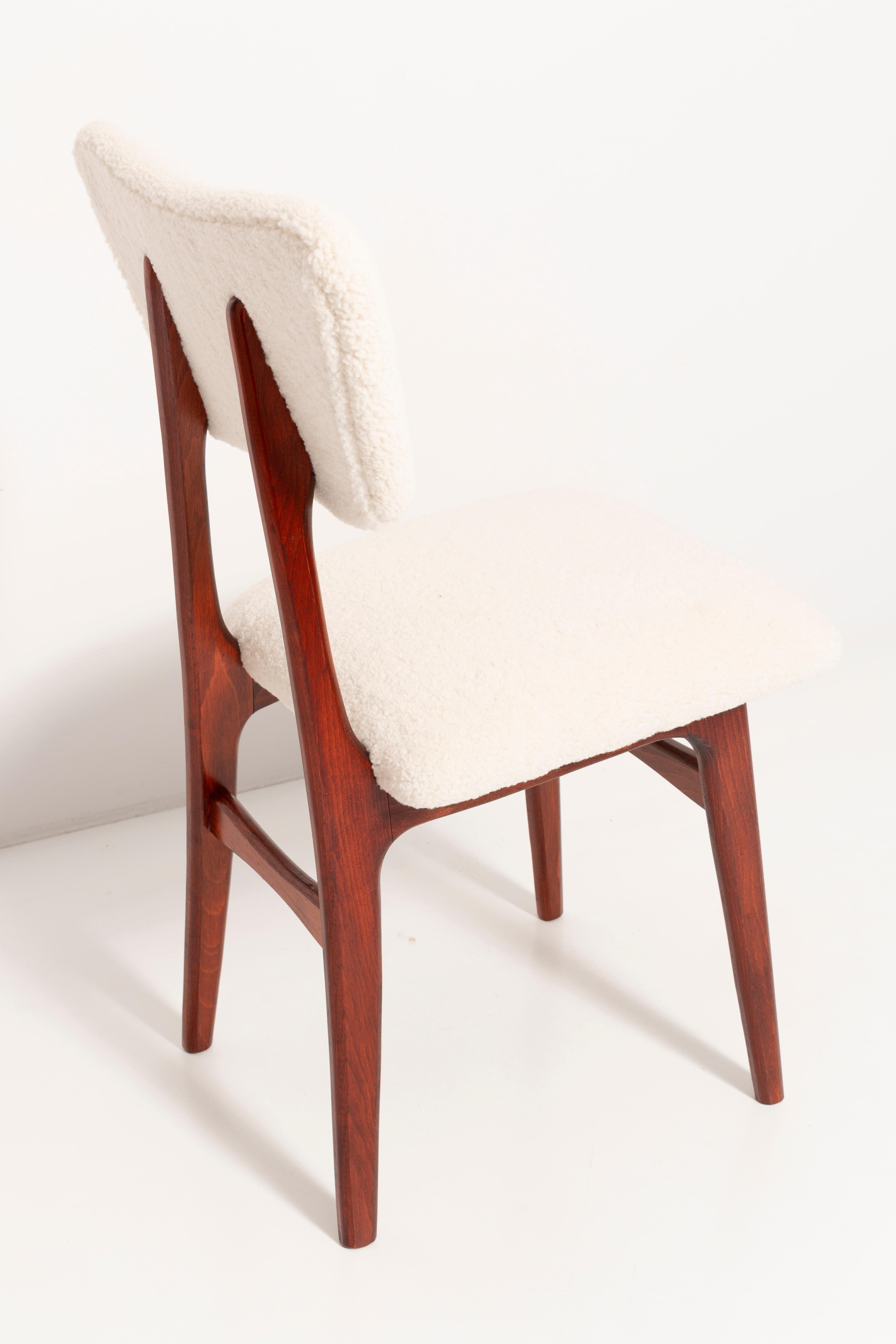 Quattro sedie in bouclé crème chiaro e legno di ciliegio del XX secolo, anni '60 in vendita 1