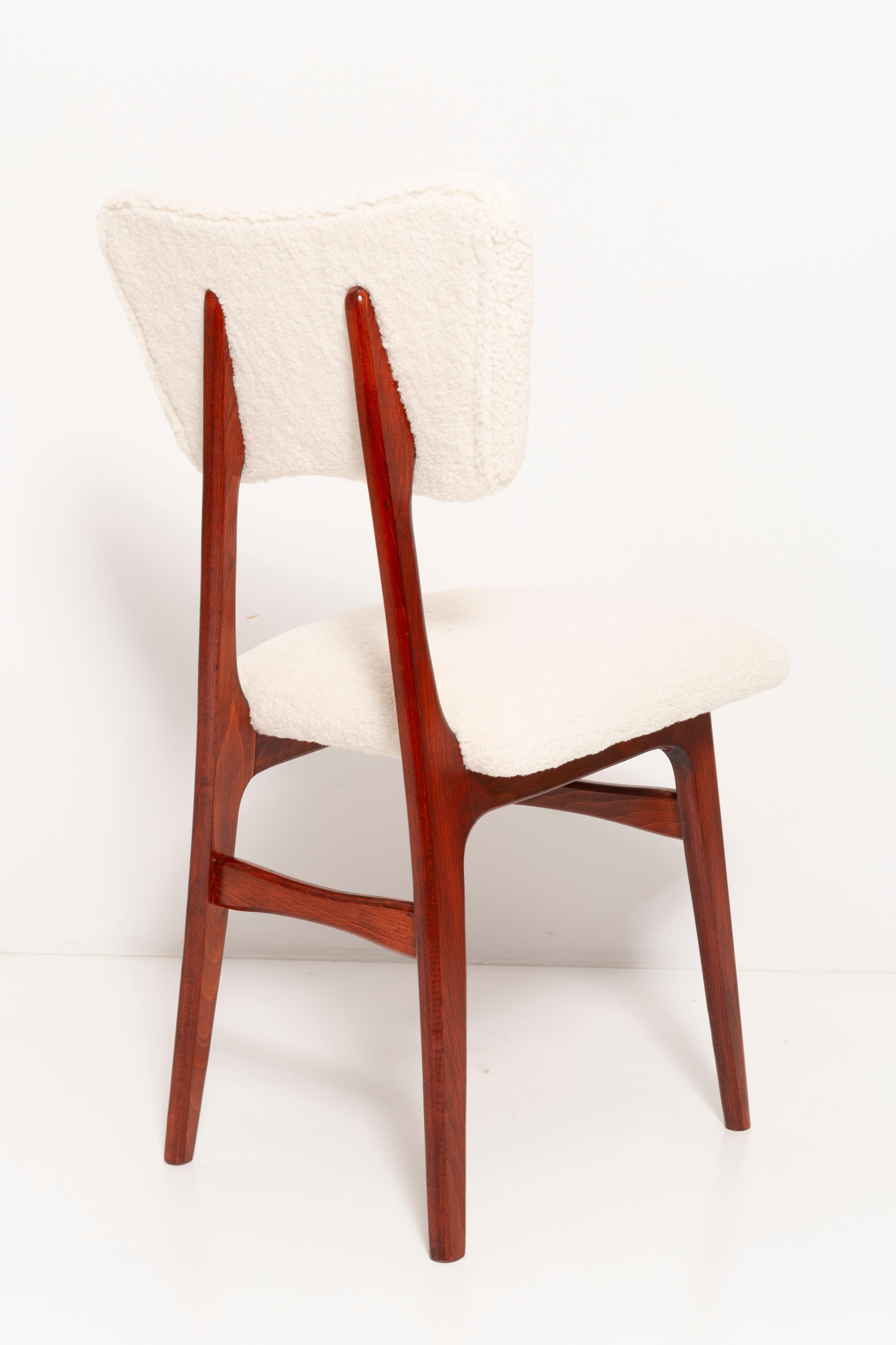 Quattro sedie in bouclé crème chiaro e legno di ciliegio del XX secolo, anni '60 in vendita 2