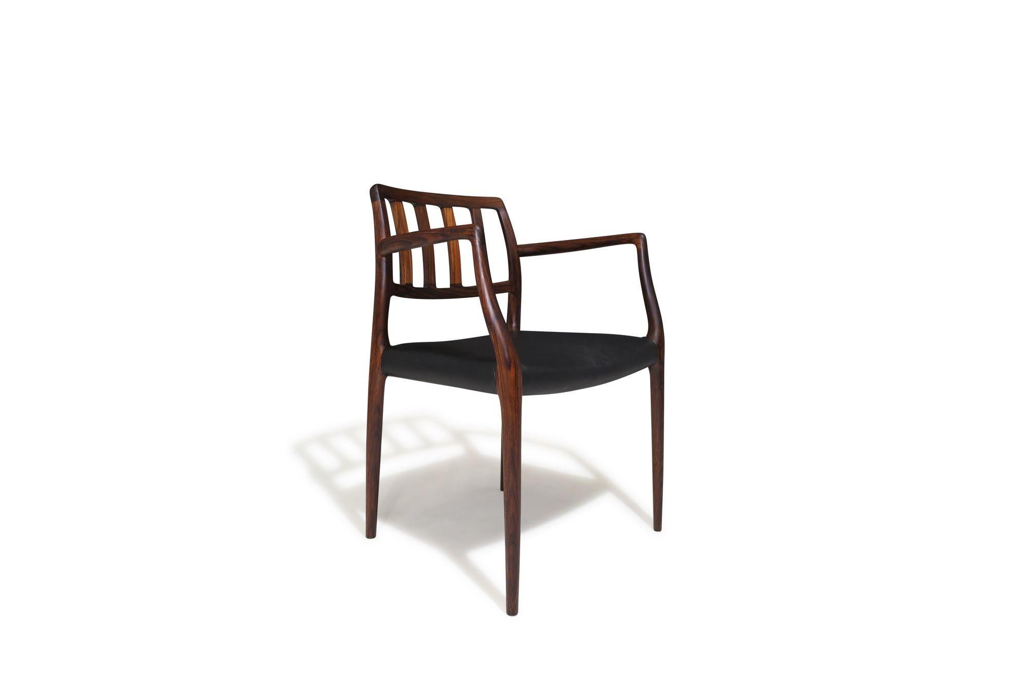 Scandinavo moderno Quattro (4) poltrone Niels O. Moller Model 66 in palissandro e pelle - Restaurate in vendita