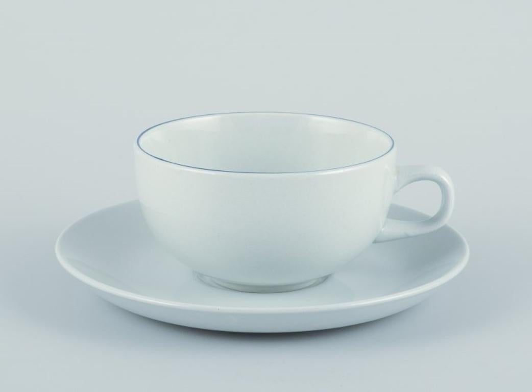 Quatre tasses à café et soucoupes Aluminia/Royal Copenhagen blue line.
Conçu par Grethe Meyer.
Marqué de 1960 à 1980.
En parfait état.
Première qualité d'usine.
Tasse : Diamètre 8,5 cm sans poignée x 5,0 cm.
Soucoupe : Diamètre 13.5 cm.