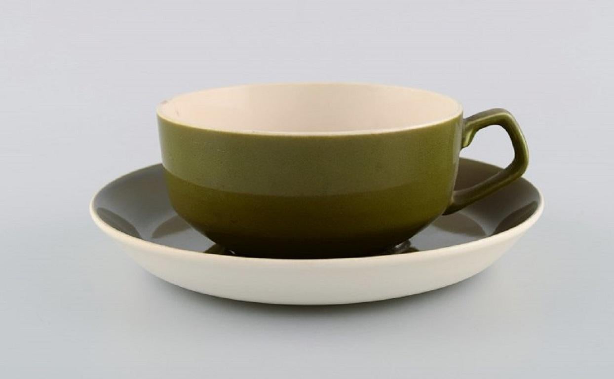 Quatre tasses à thé Timiana en alumine et en faïence émaillée. Belle glaçure dans des nuances de vert foncé. 1960s.
Diamètre de la tasse : 10,5 cm.
Diamètre de la soucoupe : 16,5 cm.
En parfait état.
Estampillé.