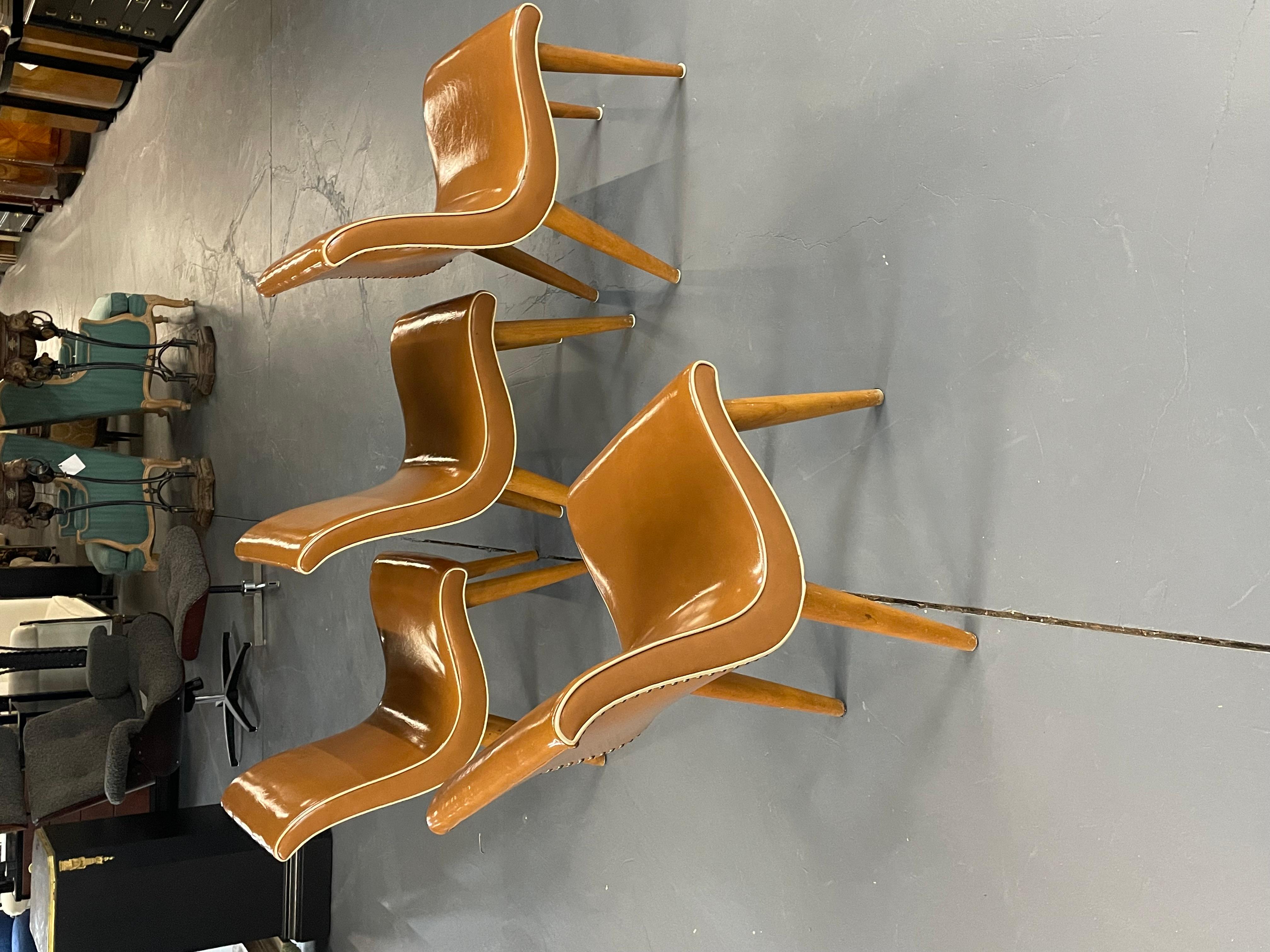 Cuatro sillas curvadas americanas de comedor / auxiliares modernas de mediados de siglo, de Russel Wright en venta 13