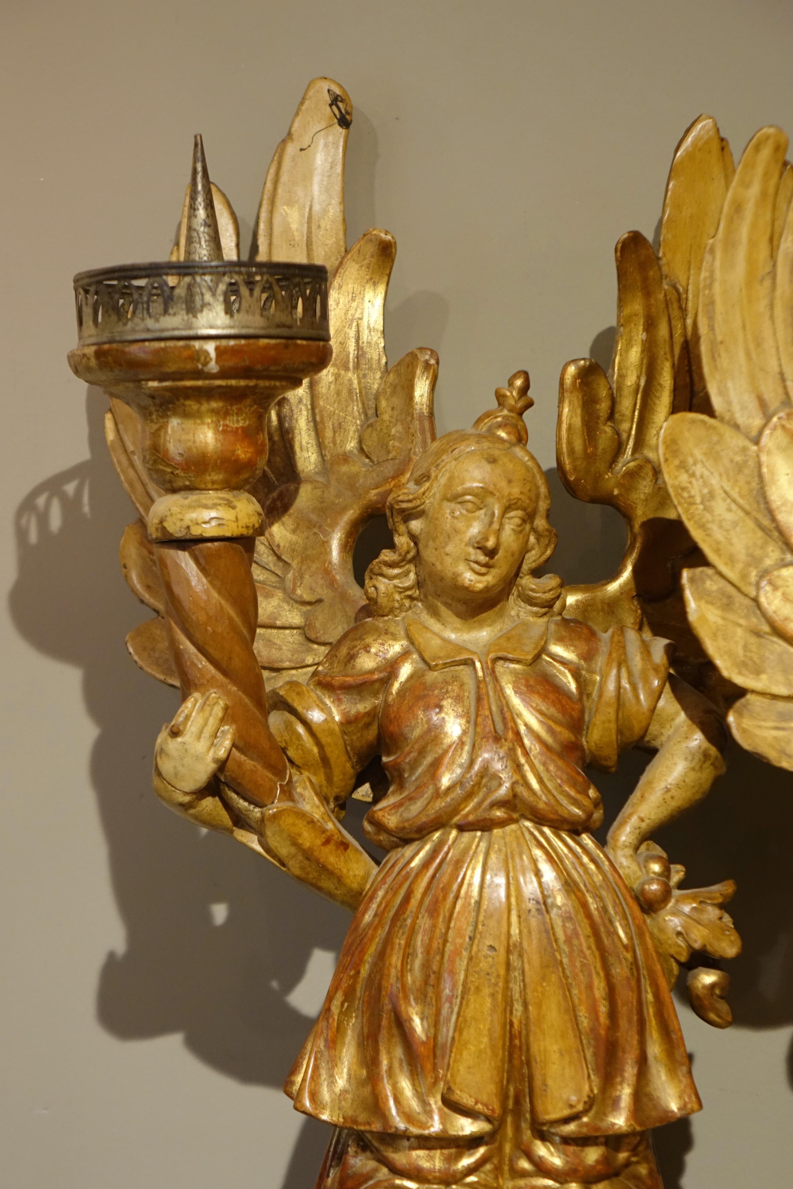 Four candle light angels, Provence or Italy 17th century
Rare set of four  angels, bearers of the light brought by Christ. 
Two stand on cherub-headed supports, one arm on the hip.
The other two are on supports with coats of arms, their hands on a