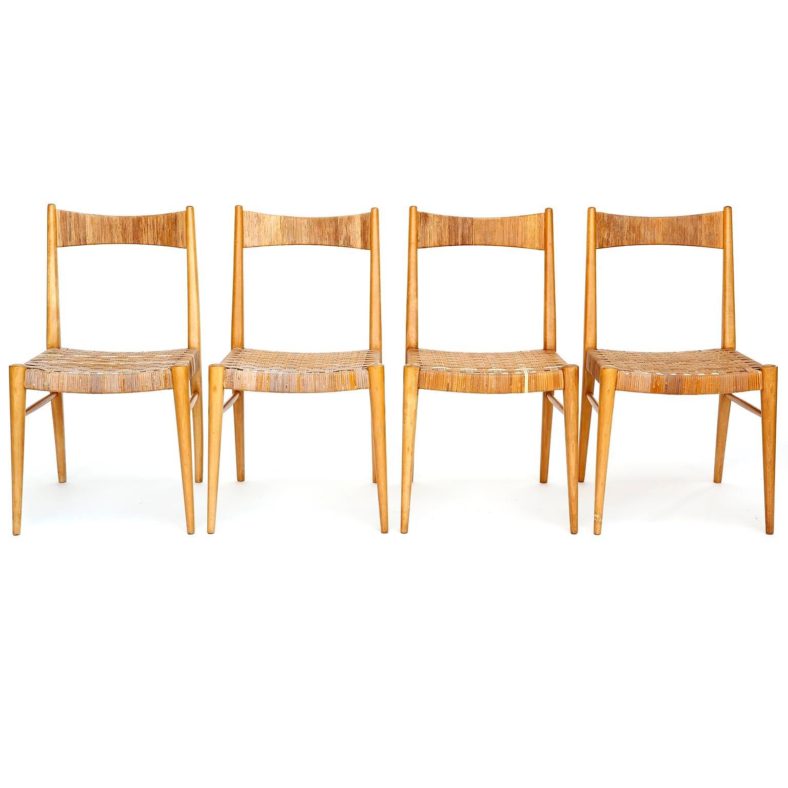 Un ensemble de quatre chaises de salle à manger ou d'appoint conçues par Anna-Luelja Praun (1906-2004), Vienne, Autriche, fabriquées au milieu du siècle, vers 1950.
Les sièges et les dossiers sont recouverts de canne ou d'osier. Le cannage de deux