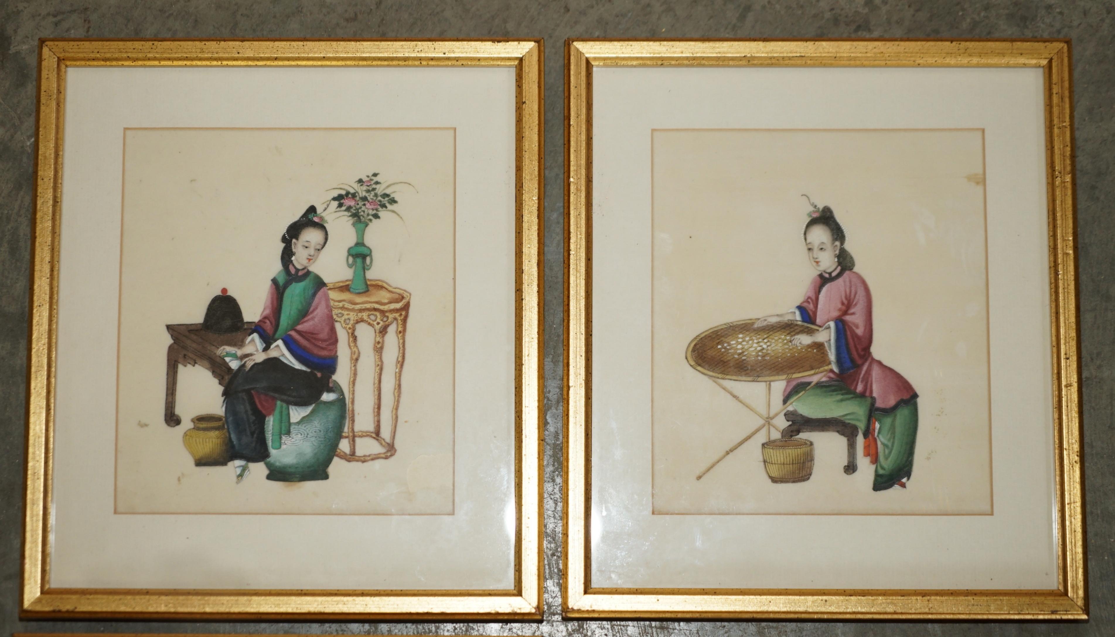 Nous sommes ravis d'offrir à la vente cette charmante suite de quatre peintures à la gouache chinoises anciennes, datant des années 1880, représentant des geishas dans des décors traditionnels.

D'une grande beauté et magnifiquement peinte, cette