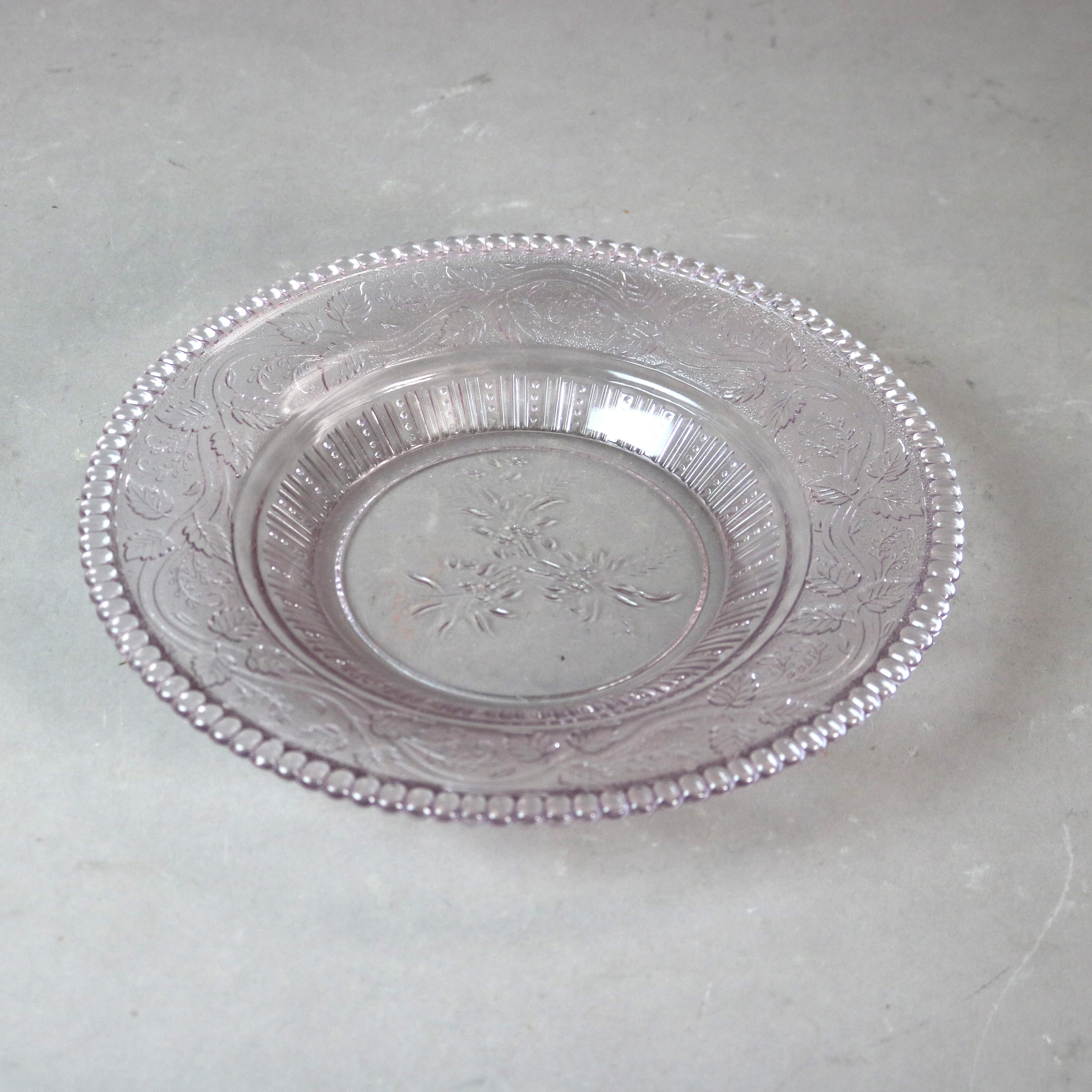 Quatre pièces anciennes en verre pressé à l'améthyste 19e siècle Bon état - En vente à Big Flats, NY