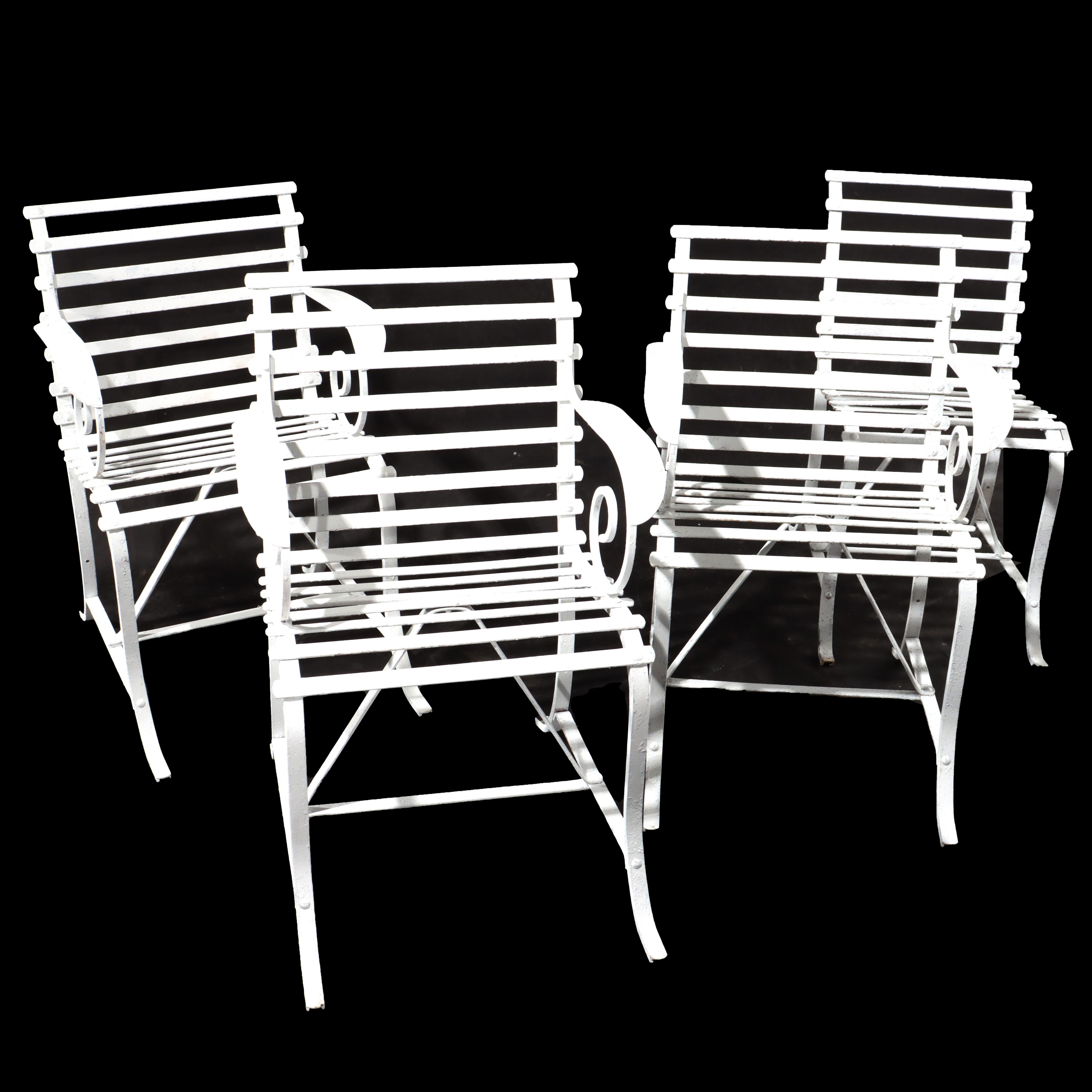 Cuatro antiguas sillas de jardín de hierro forjado pintadas Arts & Crafts  C1920
Medidas - 32 1/2