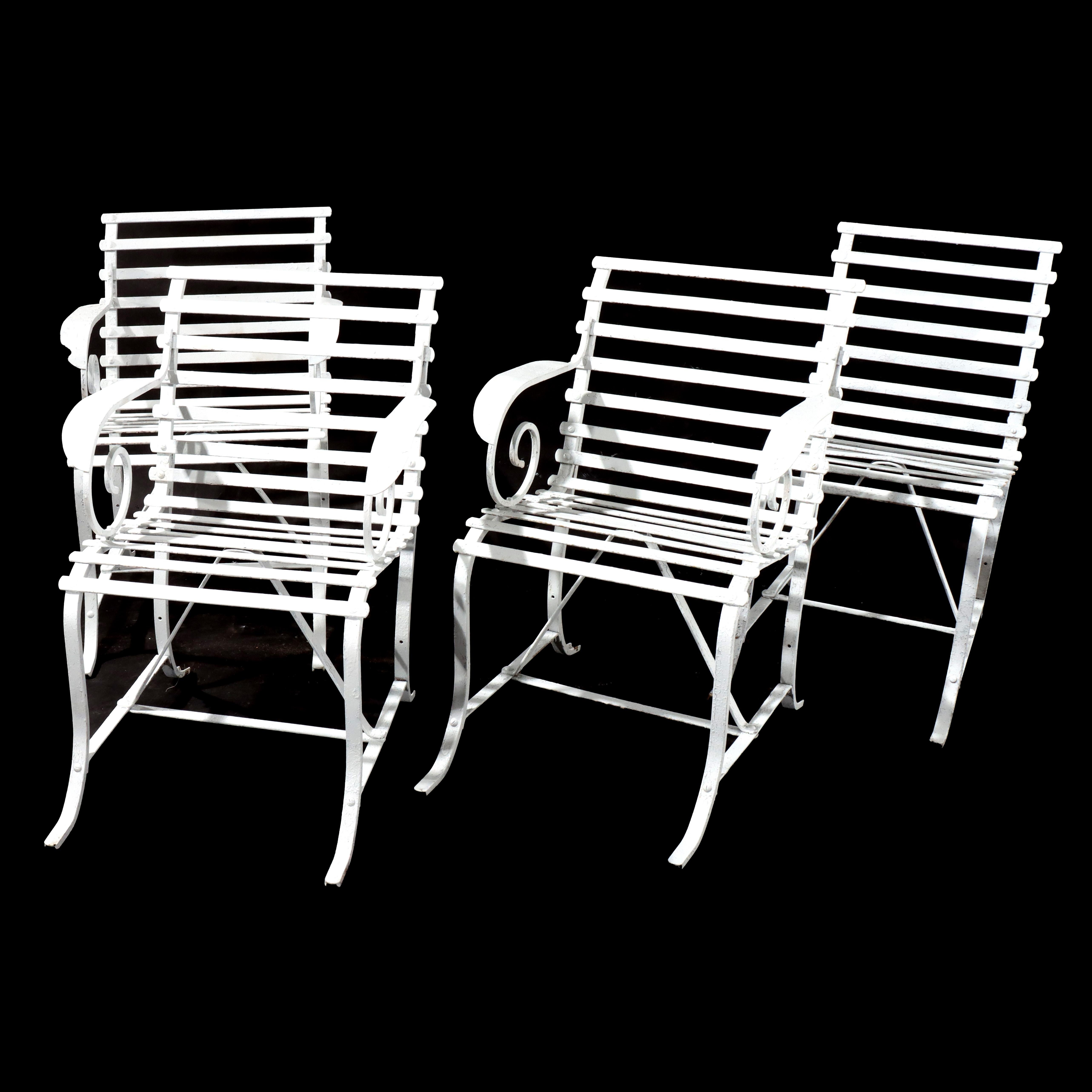 Cuatro antiguas sillas de jardín de hierro forjado pintadas Arts & Crafts c1920 Artes y manualidades en venta