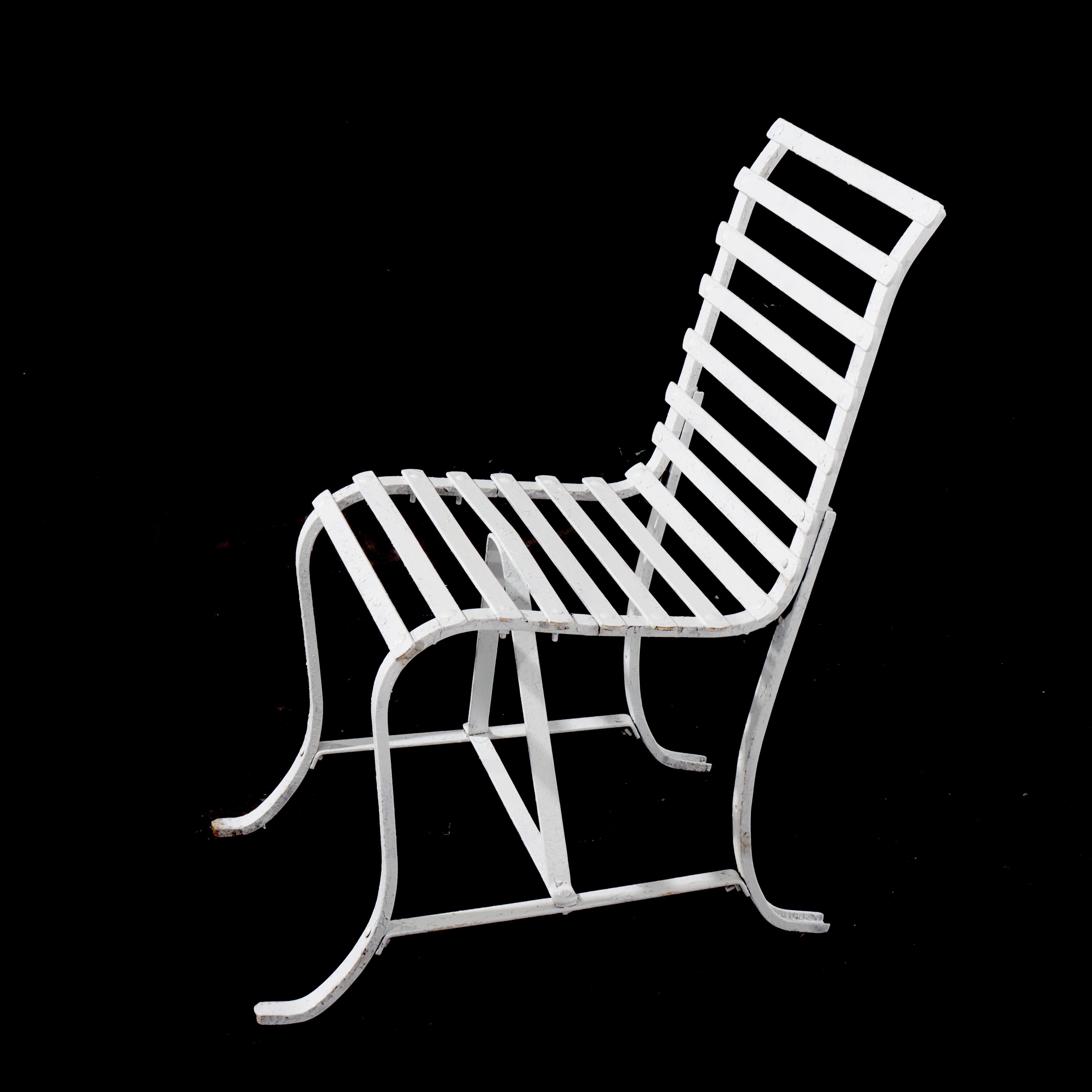 Cuatro antiguas sillas de jardín de hierro forjado pintadas Arts & Crafts c1920 siglo XX en venta