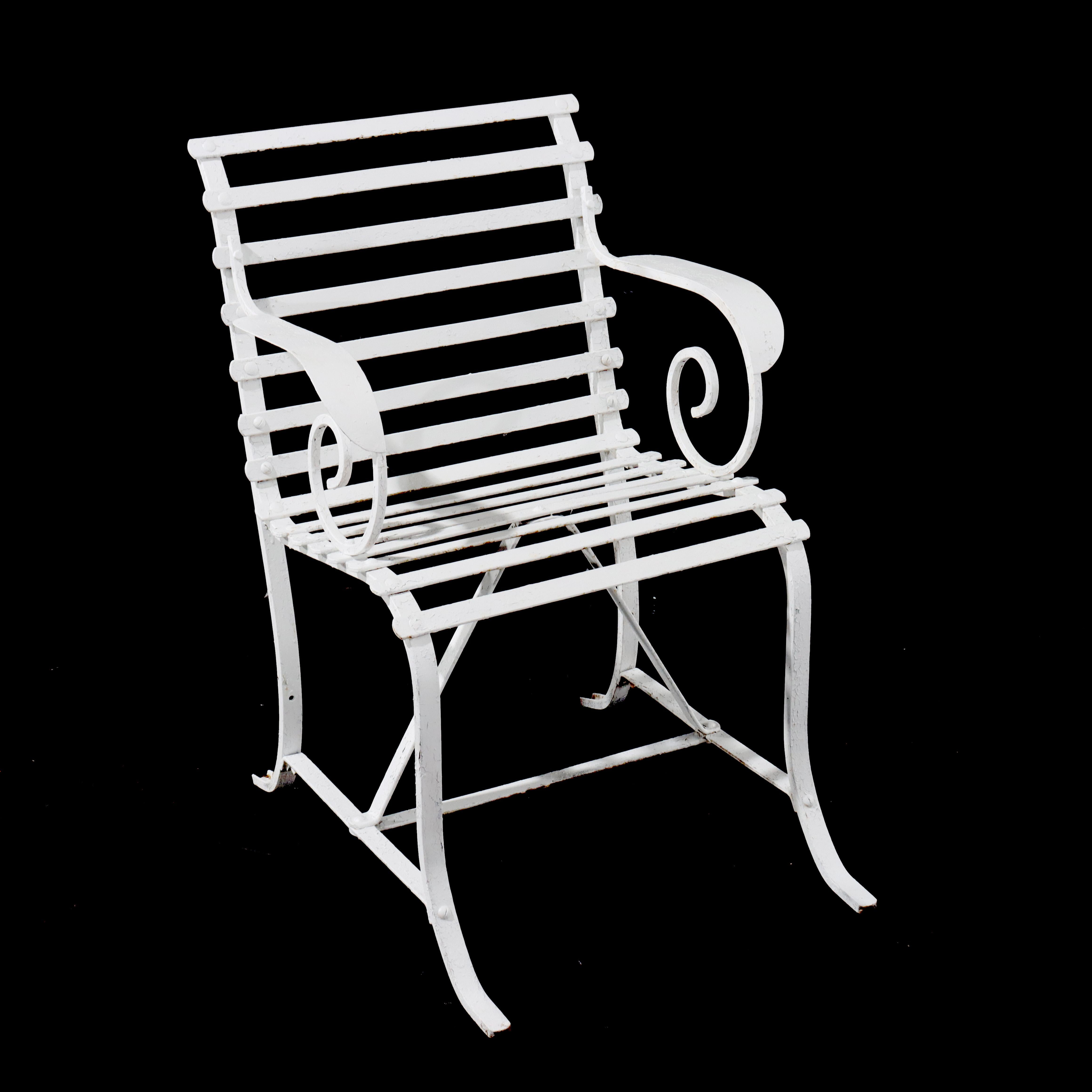 Cuatro antiguas sillas de jardín de hierro forjado pintadas Arts & Crafts c1920 Hierro en venta