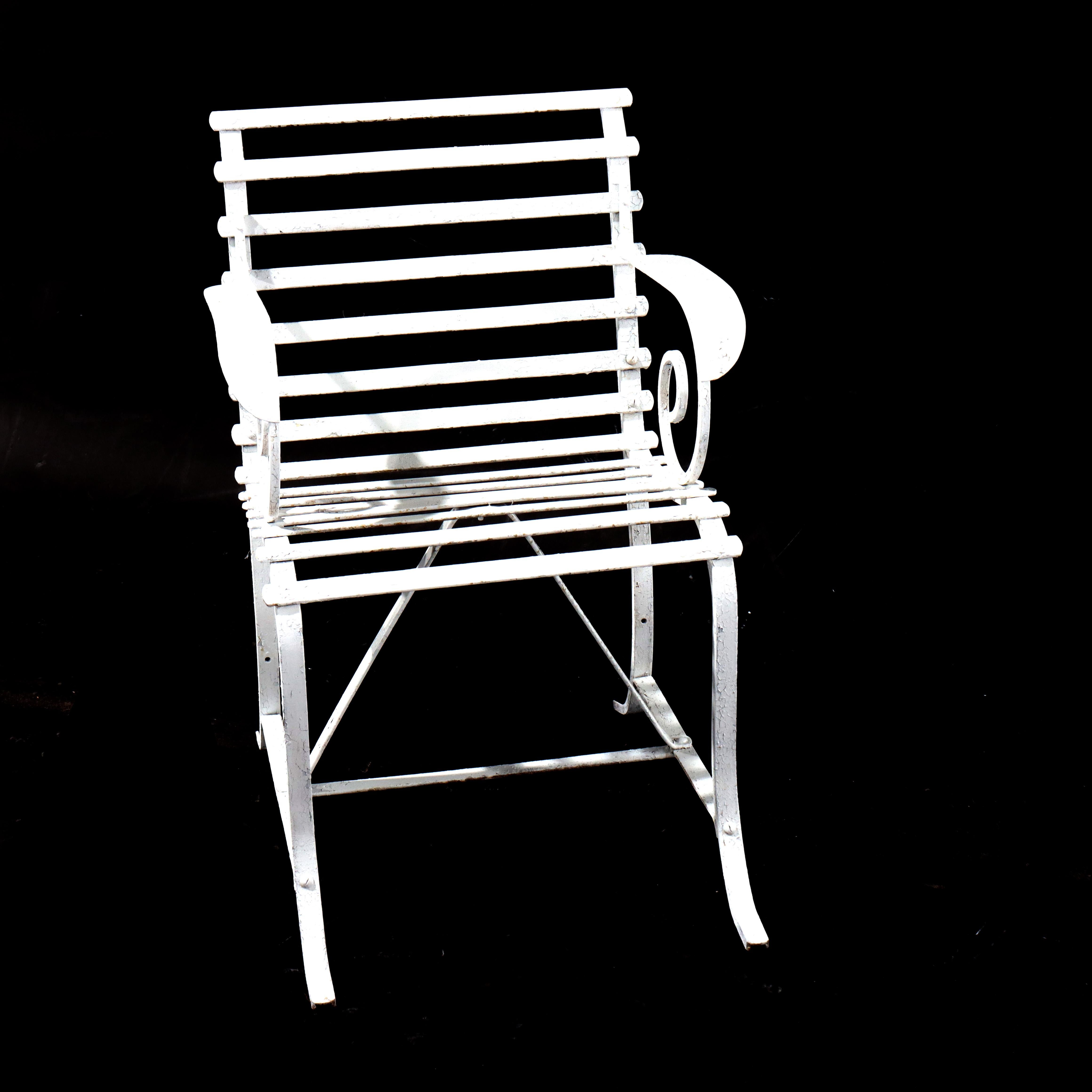 Cuatro antiguas sillas de jardín de hierro forjado pintadas Arts & Crafts c1920 en venta 1