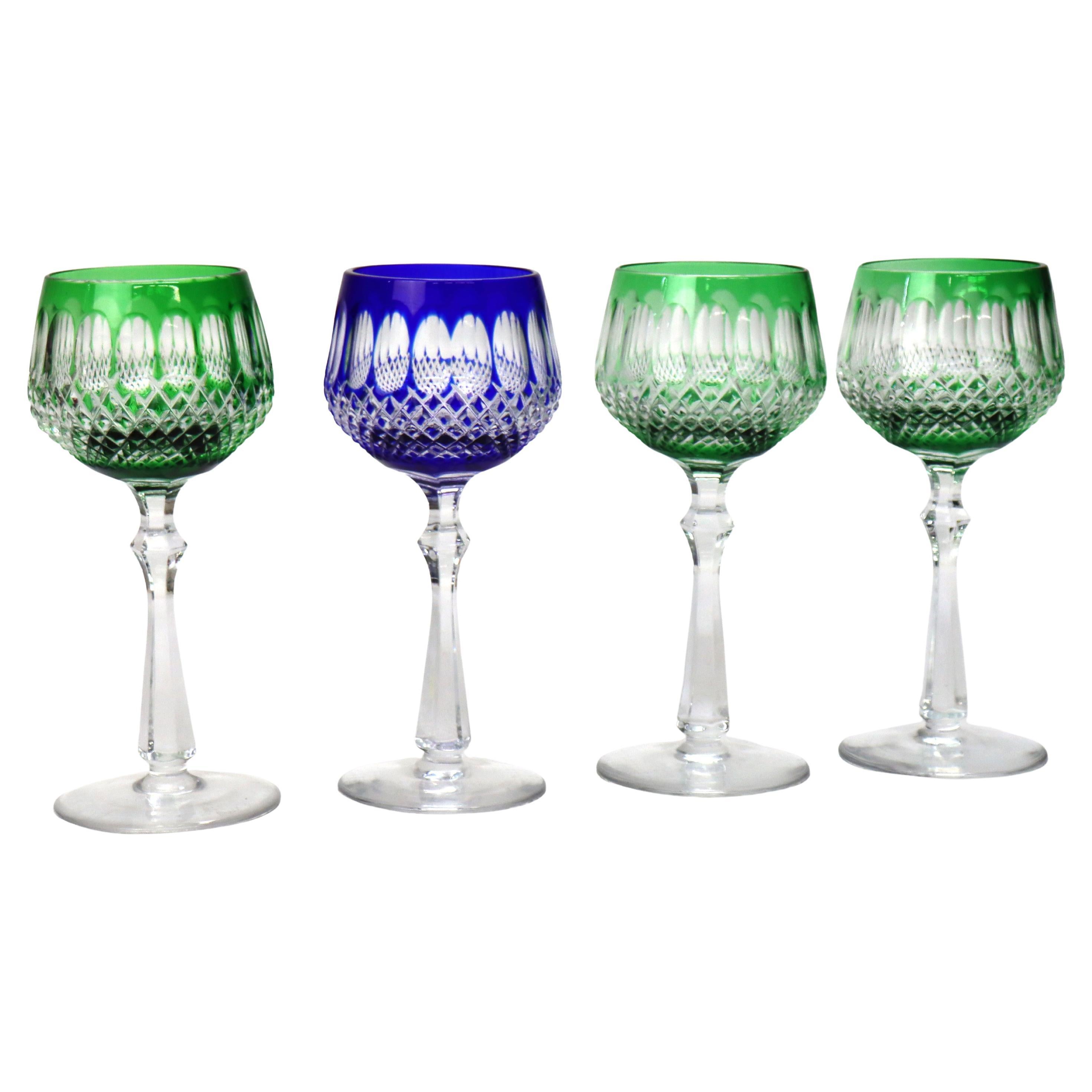 Quatre verres à vin anciens en cristal de Bohème taillé et transparent : Émeraude et Cobalt en vente