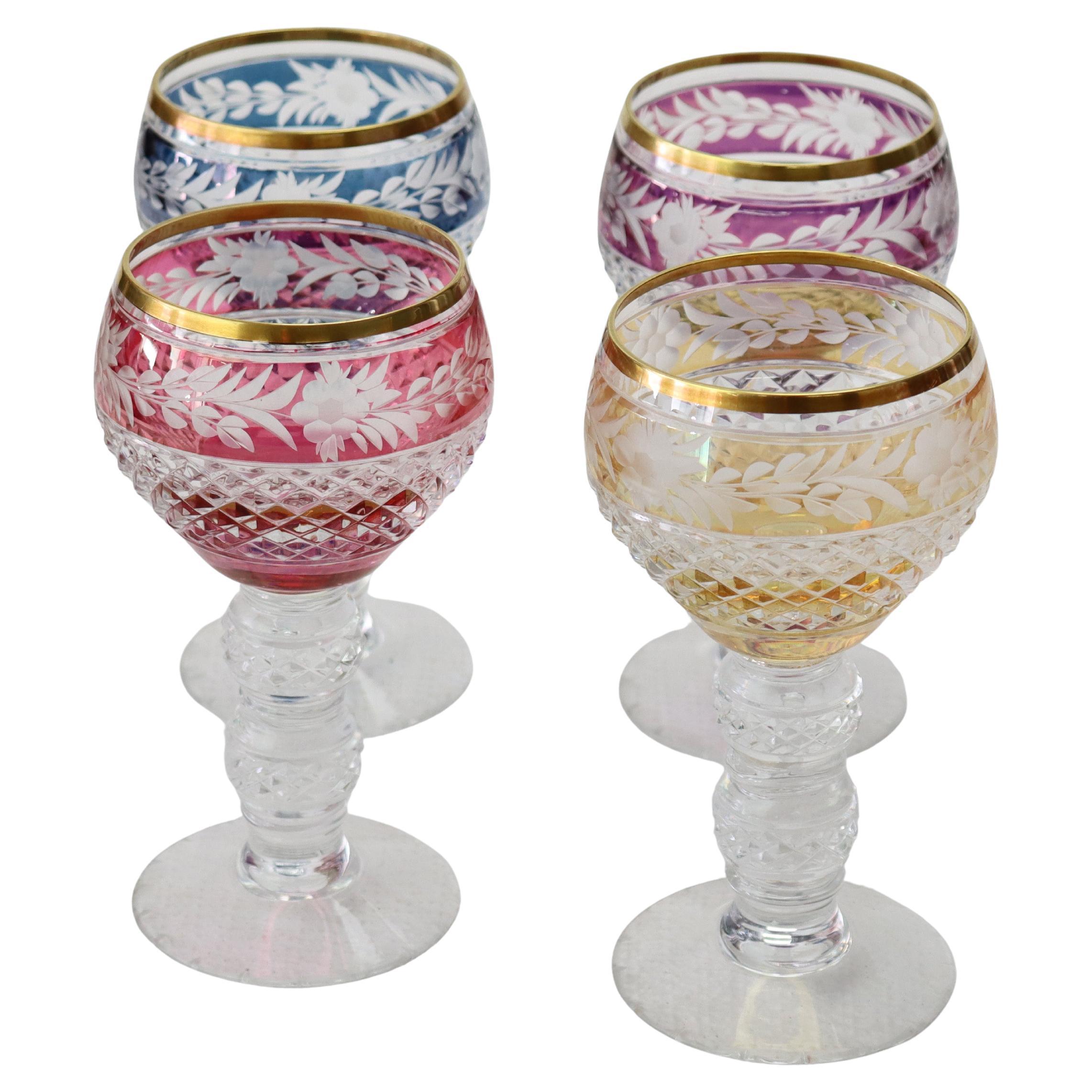 Quatre verres à pied anciens en cristal de Bohème multicolore, taillés en cristal clair