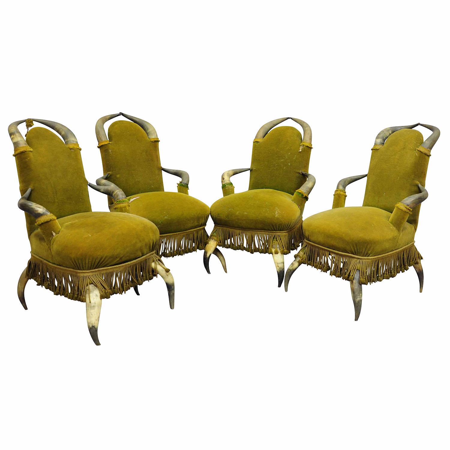 Vier antike Bull Horn Stühle ca. 1870

Ein Satz von vier antiken Stierhornstühlen um 1870, bezogen mit antikem grünem Samt, der erneuert werden muss (die Haare verlieren sich). Hergestellt in Österreich um 1870.

Geweihmöbel gehörten zu den