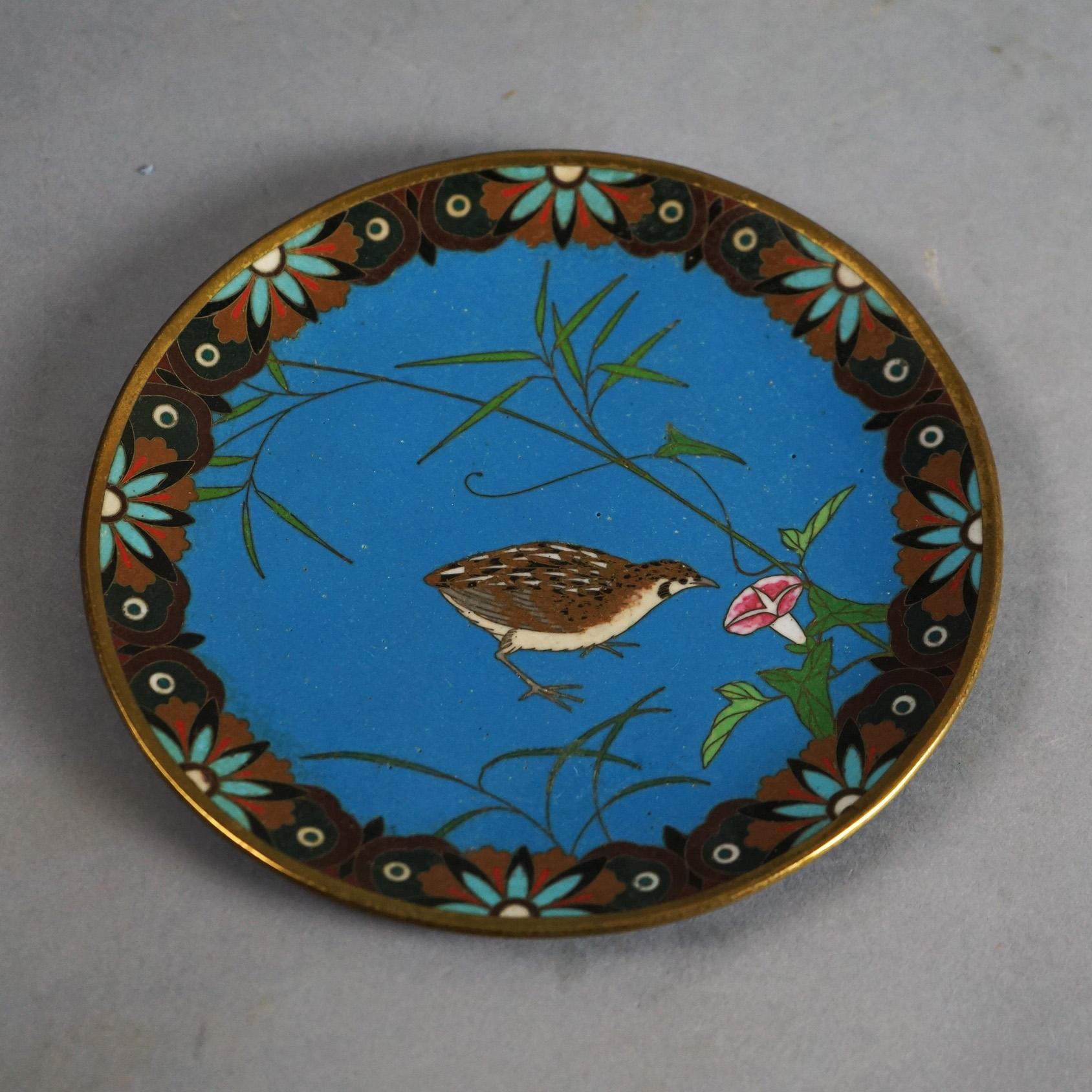Cuatro Platos Antiguos Chinos Esmaltados de Cloisonné C1920

Medidas:
1) 1''h x 7''diam;
2) 7''diam x .5''h
3) 9''diam x 1,25''h
4) 10,25''diam x 1''h

10 1/4 x 1  verde claro, 9 1/4 x 1 1/4 el borde está combado, ble, 7 1/4 x 1/2 perdiz, 1 x 7 1/4