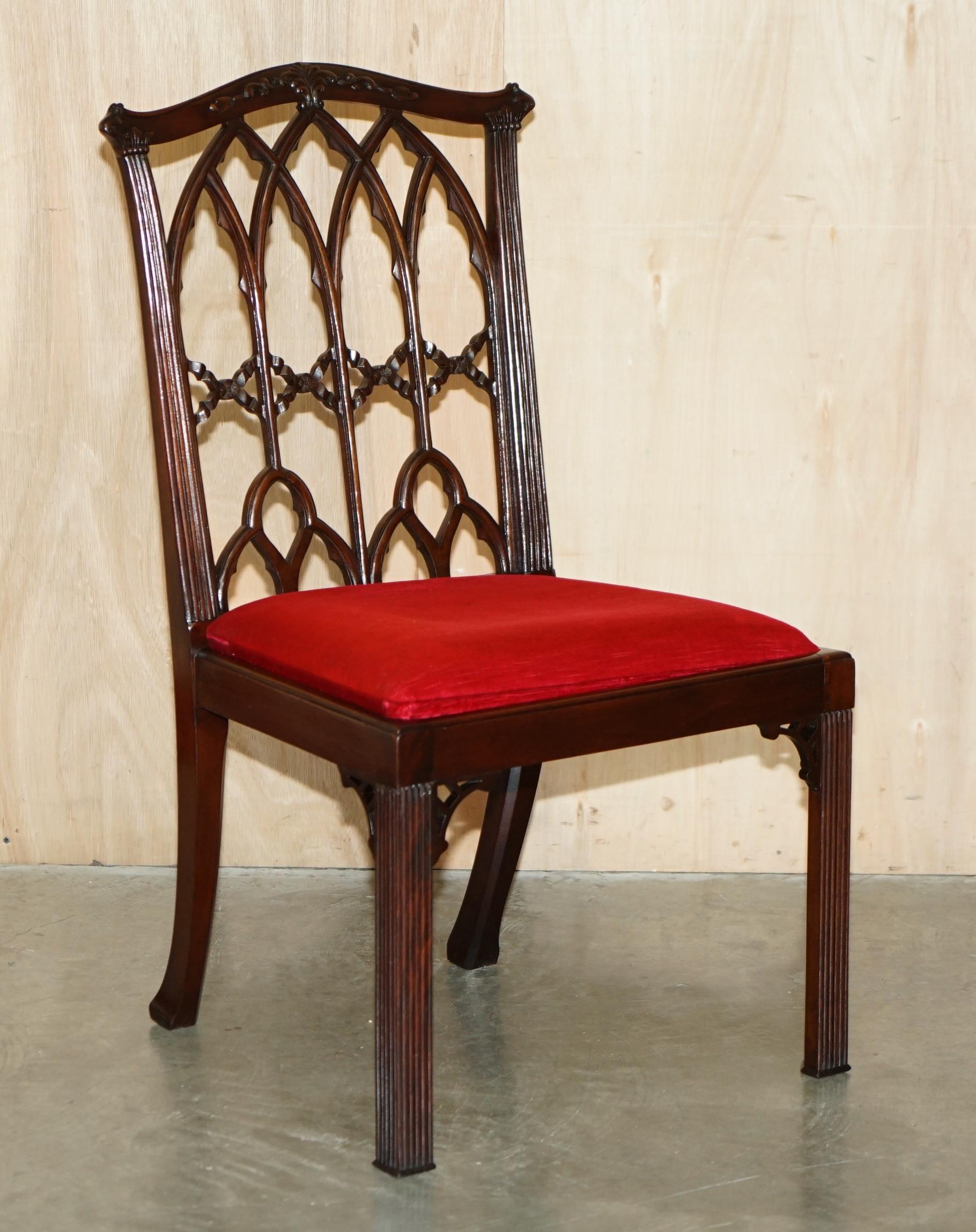 Casa Reale Antiquariato

Royal House Antiques è lieta di offrire in vendita questa squisita suite di sedie da pranzo in mogano inglese Thomas Chippendale in stile Gothic Revival del 1900-1920 circa, altamente collezionabile.

Le spese di spedizione