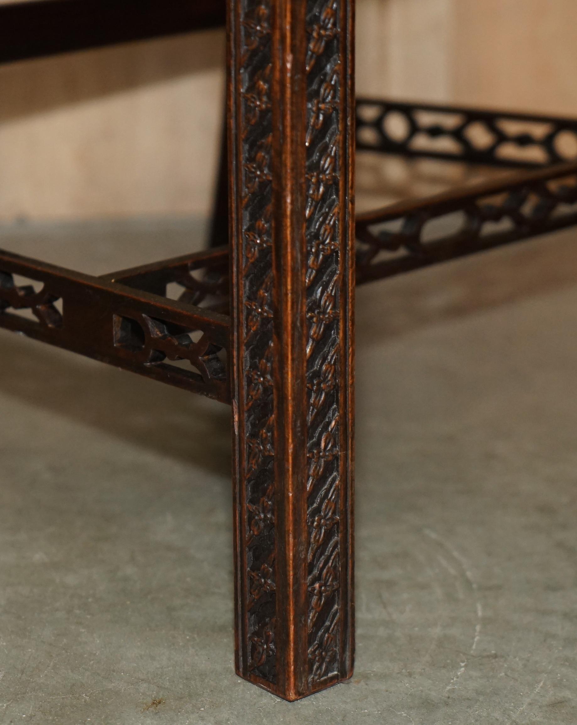 FOUR ANTIQUE COLONIAL THOMAS CHIPPENDALE HARDWOOD FRET WORK CARVED DiNING CHAIRS For Sale 4