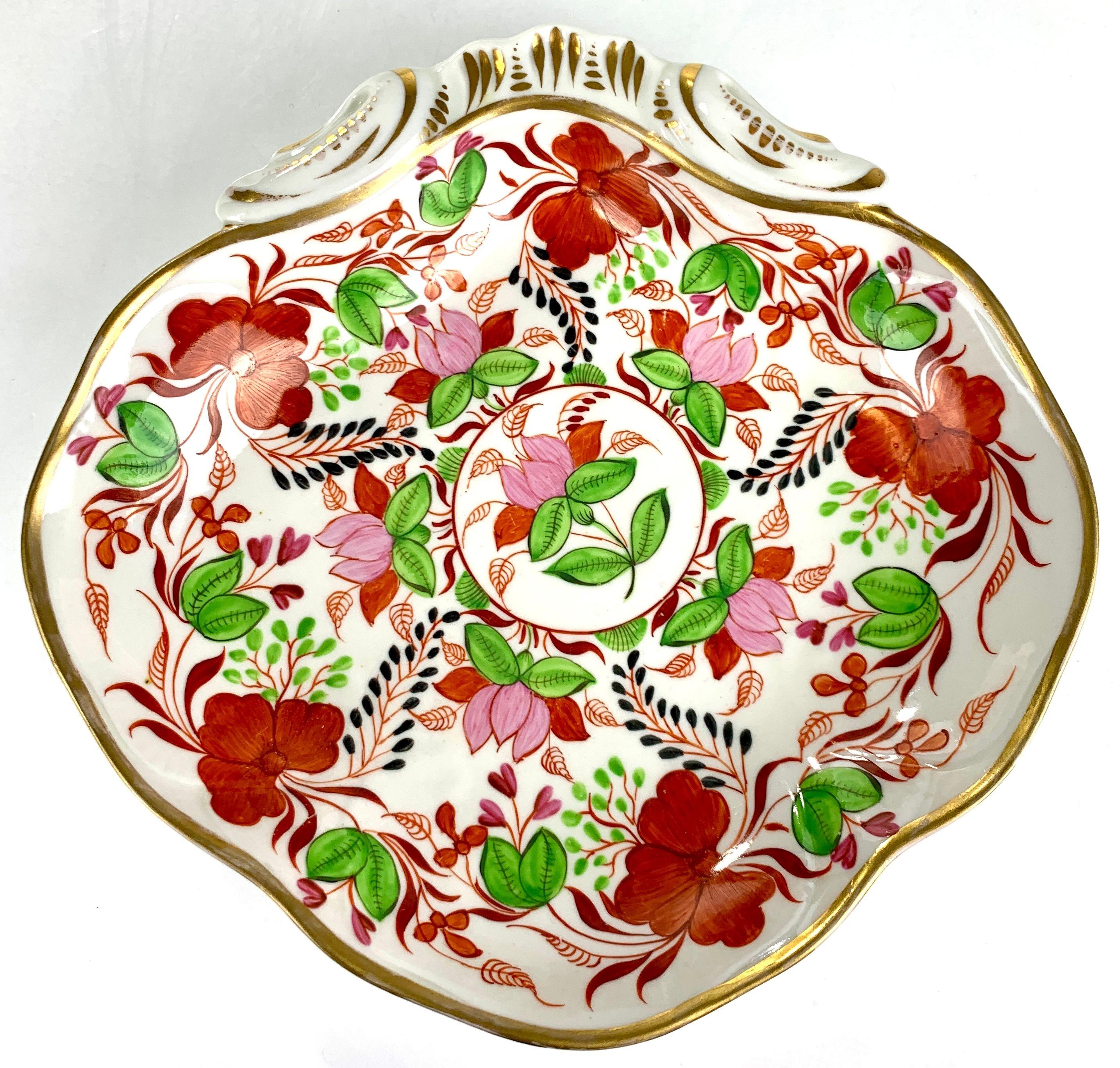 Quatre anciens plats en porcelaine anglaise en forme de coquillage fabriqués vers 1810 Excellent état - En vente à Katonah, NY