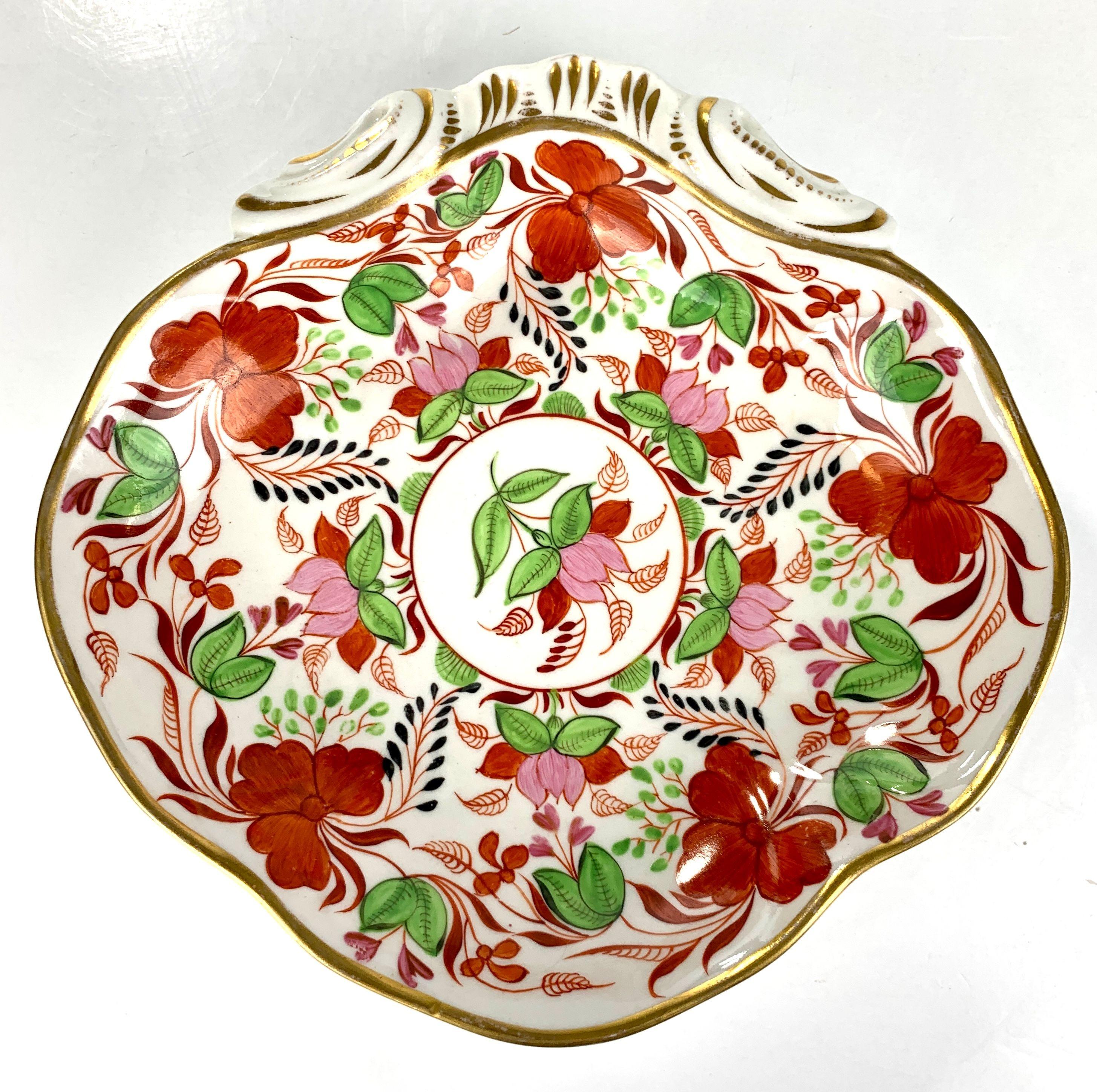 XIXe siècle Quatre anciens plats en porcelaine anglaise en forme de coquillage fabriqués vers 1810 en vente