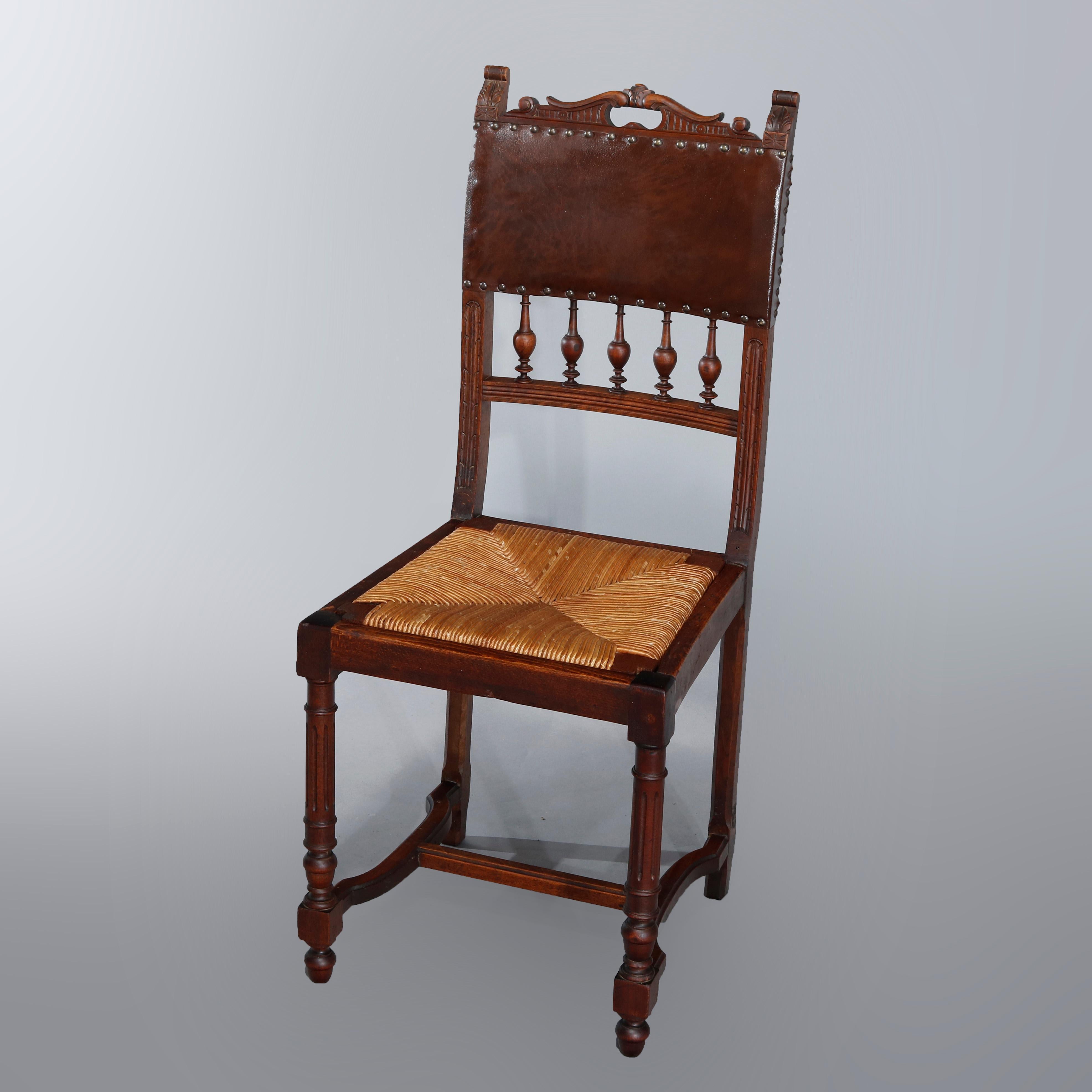 Français Quatre chaises de salle à manger françaises anciennes de la Renaissance en noyer sculpté et cuir en vente
