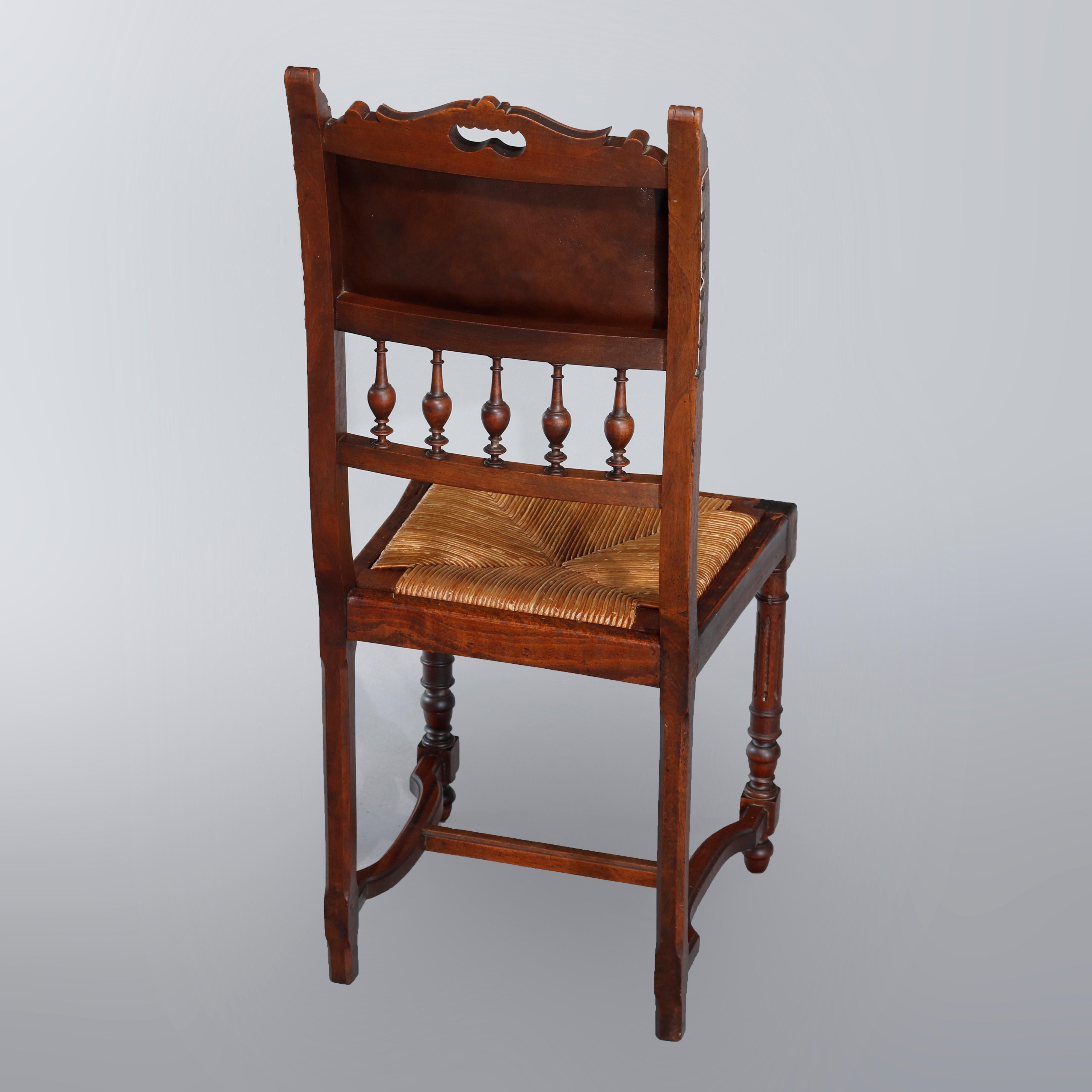 Jonc Quatre chaises de salle à manger françaises anciennes de la Renaissance en noyer sculpté et cuir en vente