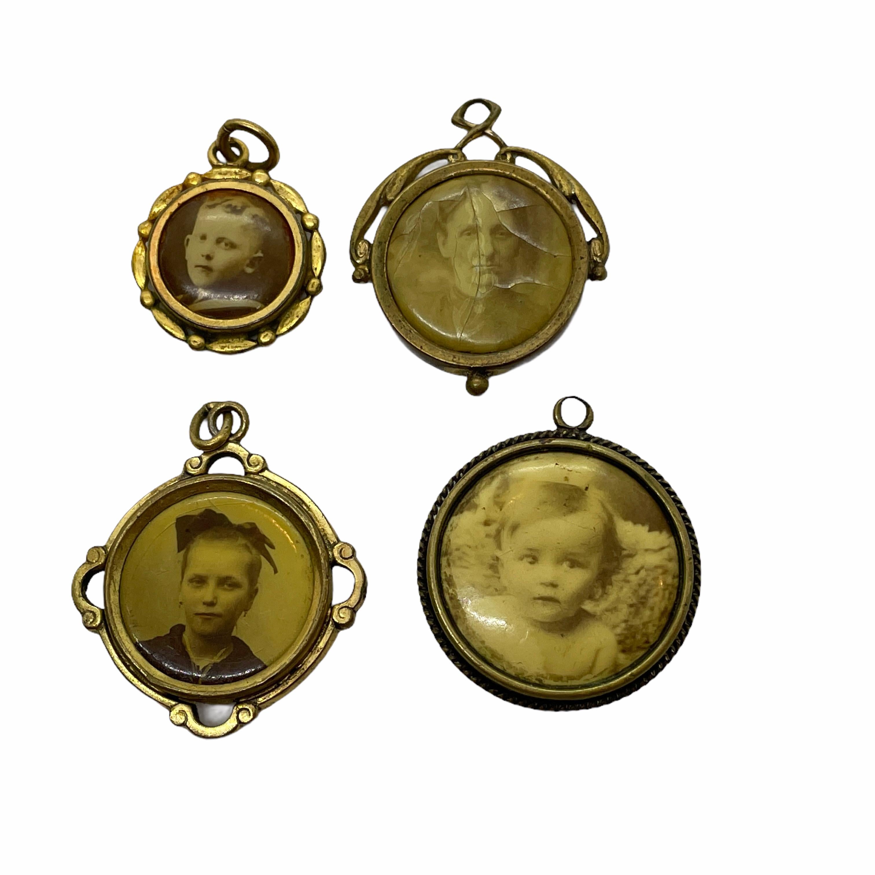 Quatre jolis pendentifs sentimentaux élégants conçus pour conserver la photo d'un être cher. Fabriqué en Allemagne, vers 1900. Chacune a une photo à l'intérieur.
Une très jolie pièce de bijouterie ancienne qui ferait une belle addition à toute