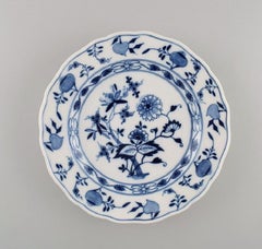 Quatre assiettes plates anciennes en porcelaine bleue de Meissen représentant des oignons, peintes à la main