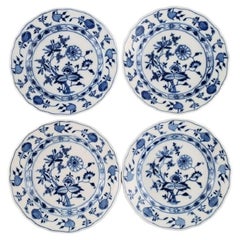 Quatre assiettes plates anciennes en porcelaine bleue de Meissen représentant des oignons, peintes à la main