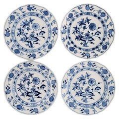 Quatre assiettes plates anciennes en porcelaine bleue de Meissen représentant des oignons, peintes à la main