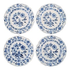 Quatre assiettes de déjeuner anciennes de Meissen en porcelaine bleu oignon peintes à la main