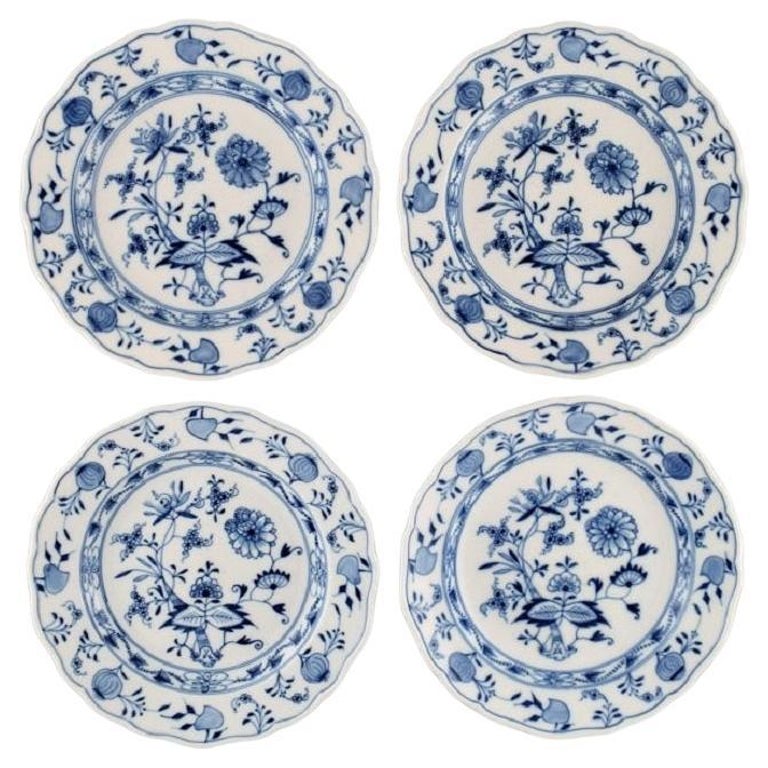 Quatre assiettes à déjeuner anciennes en porcelaine bleue de Meissen  peintes à la main en forme d'oignon sur 1stDibs