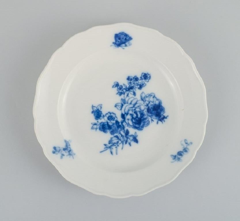 Quatre assiettes à dîner anciennes de Meissen.
Peint à la main avec des fleurs et des papillons bleus.
Fin du 19e siècle.
D 24,0 x H 3,5 cm.
Marqué.
En parfait état.
L'un d'eux a un petit éclat sur le bord.
Trois plaques de troisième qualité