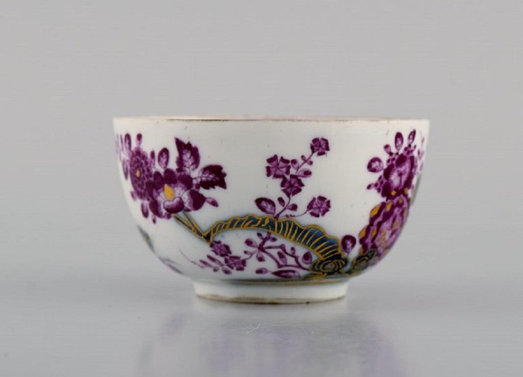 Peint à la main Quatre tasses à thé anciennes de Meissen avec soucoupes en porcelaine peintes à la main en vente