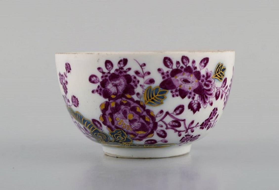 Milieu du XVIIIe siècle Quatre tasses à thé anciennes de Meissen avec soucoupes en porcelaine peintes à la main en vente